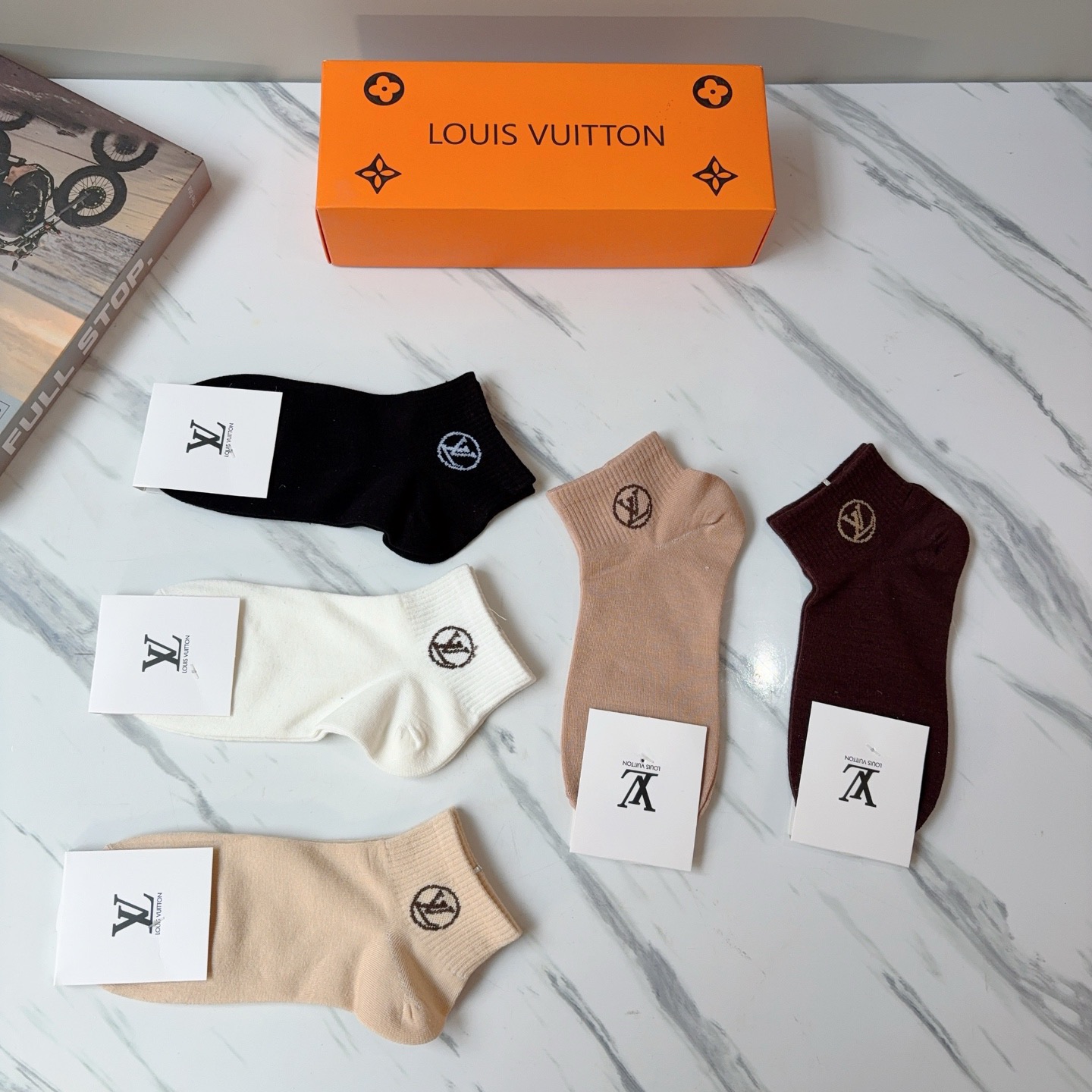 配包装（一盒5双） 🌟 LV 路易威登 超火爆小单品，纯棉面料，潮人必备 爆款，经典字母logo短筒袜，
