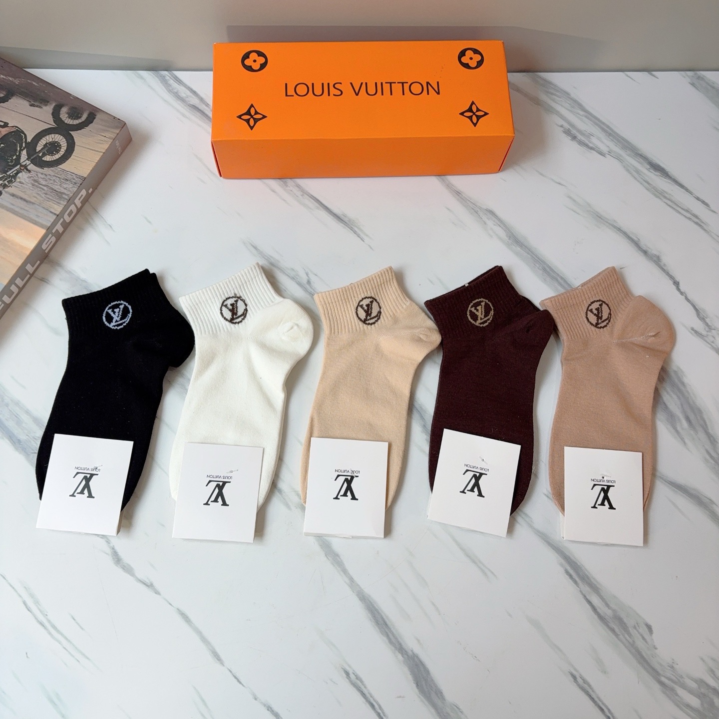 配包装（一盒5双） 🌟 LV 路易威登 超火爆小单品，纯棉面料，潮人必备 爆款，经典字母logo短筒袜，