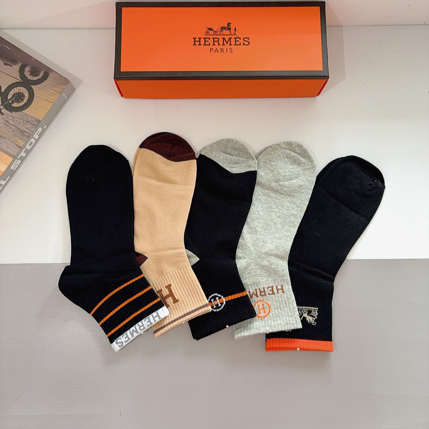 配包装【一盒5双】HERMES爱马仕中筒袜子🔥超级柔软🔥🔥潮人必不能少的专柜代购品质