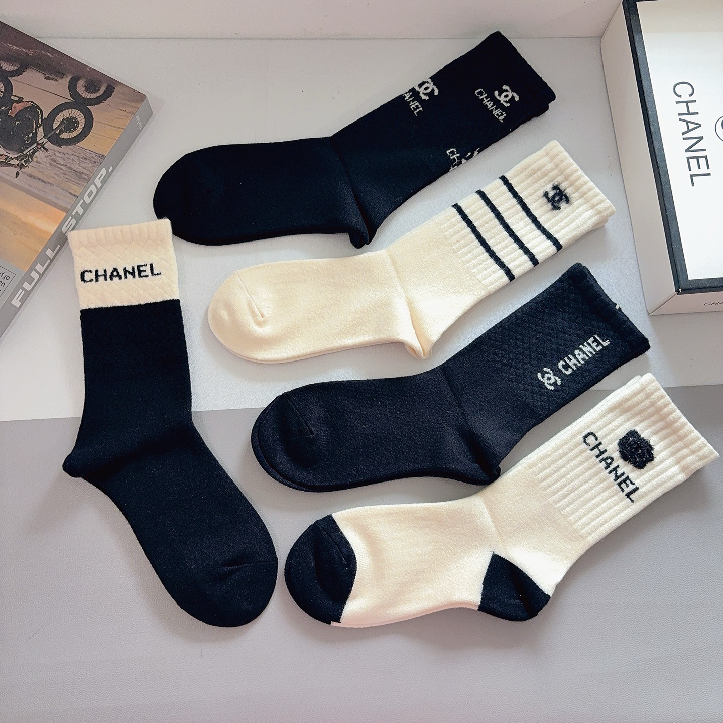 配包装（一盒5双）CHANEL 香奈儿经典长筒袜子、高版本兔绒材质 ，经典C字母图案logo，大牌出街，
