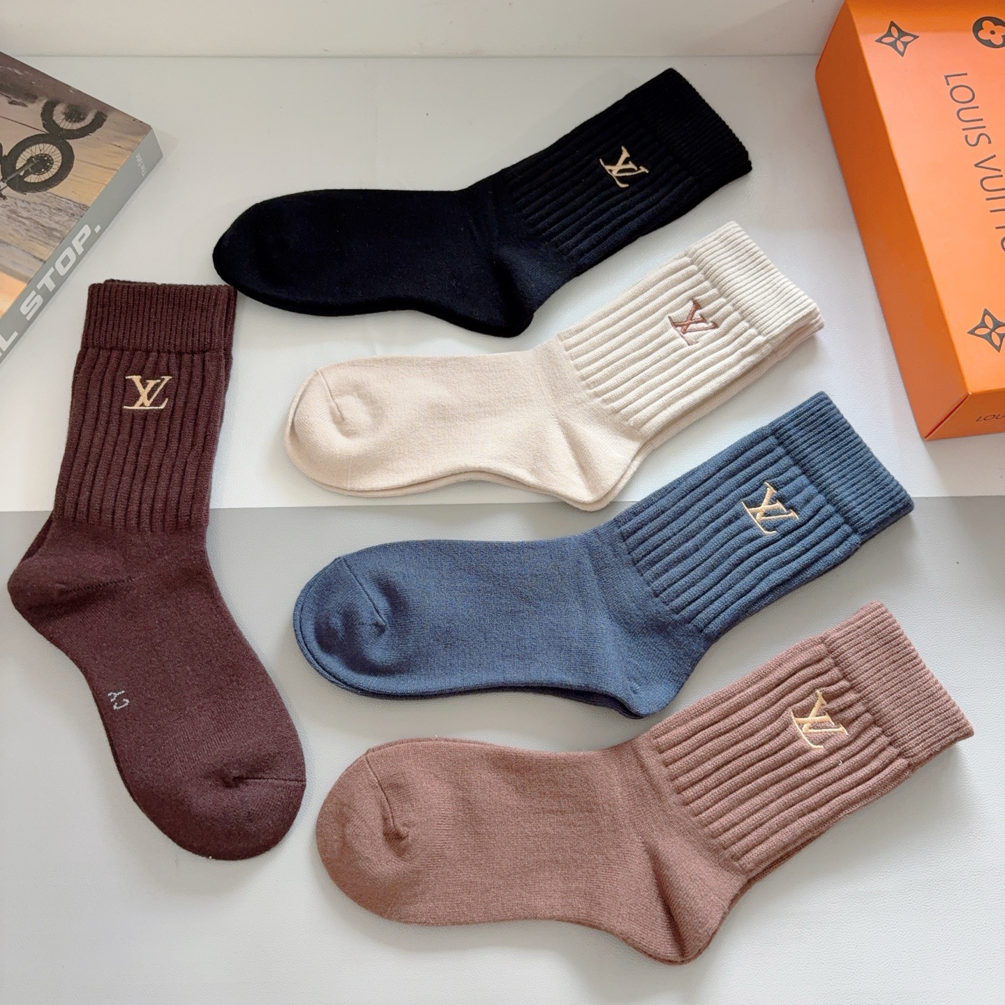 配包装【一盒5双】LV （路易威登）高版本羊绒刺绣长筒袜子🔥潮人必不可少的时尚专柜代购长筒袜子 ，超好搭