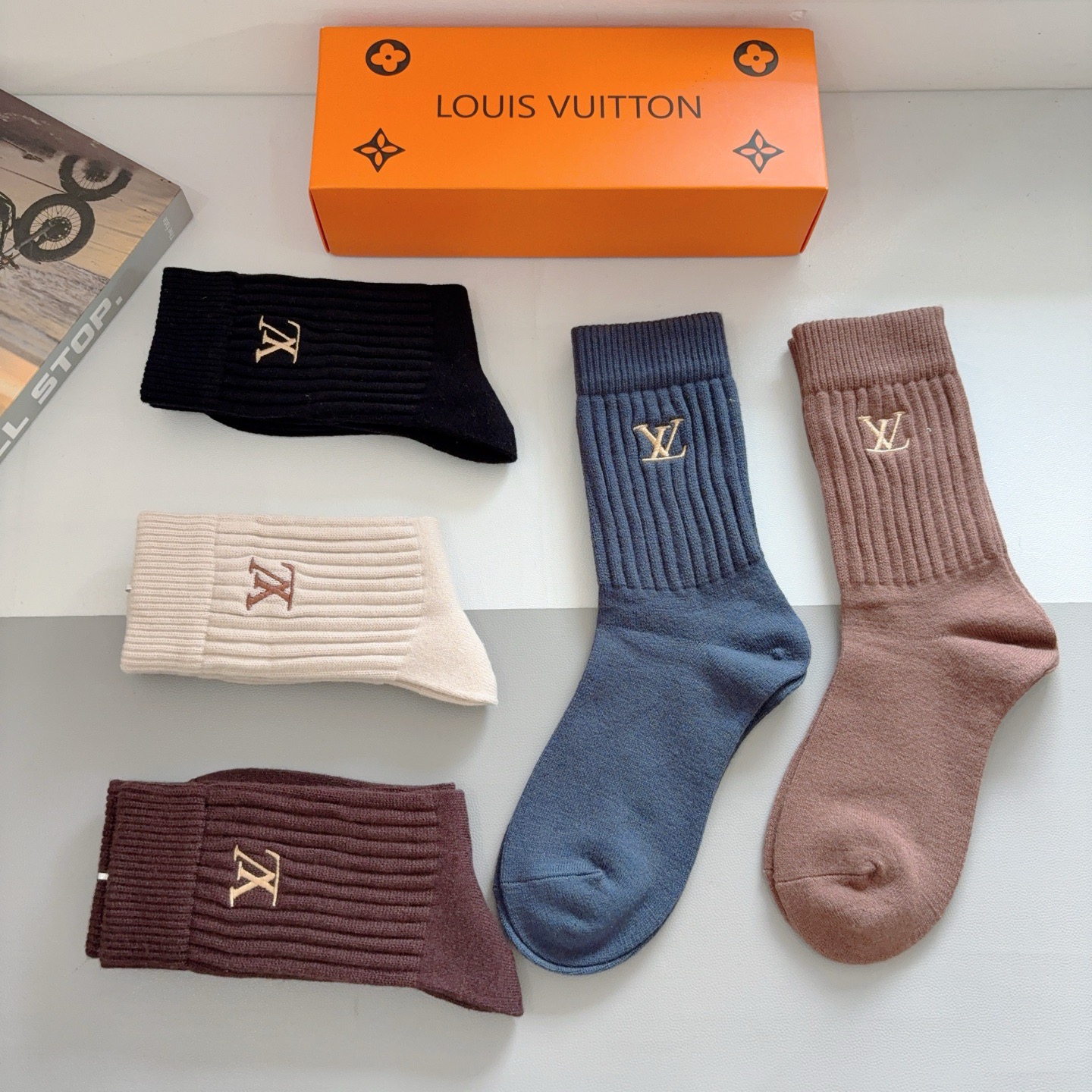 配包装【一盒5双】LV （路易威登）高版本羊绒刺绣长筒袜子🔥潮人必不可少的时尚专柜代购长筒袜子 ，超好搭