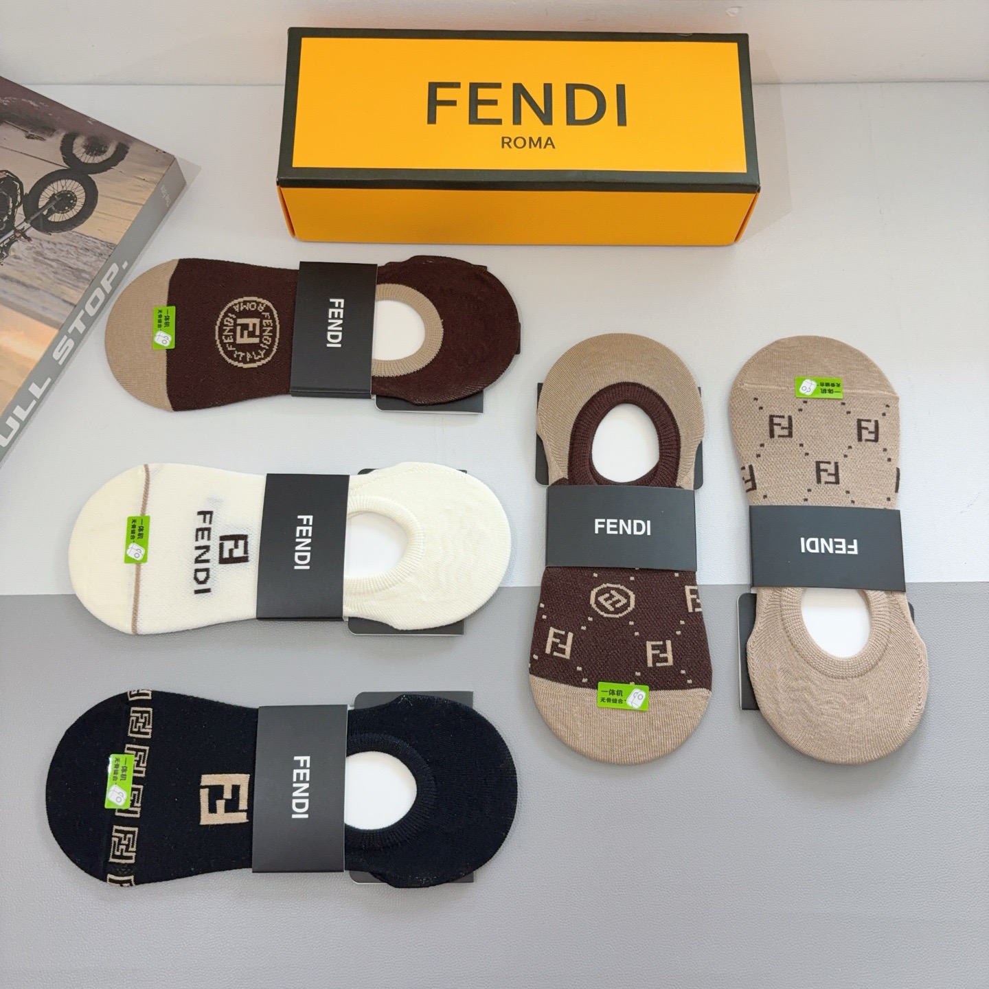 配包装（一盒5双）FENDI （芬迪） 经典纯棉船袜，秒杀市场普通货，经典图案logo，专柜同步袜子❗️