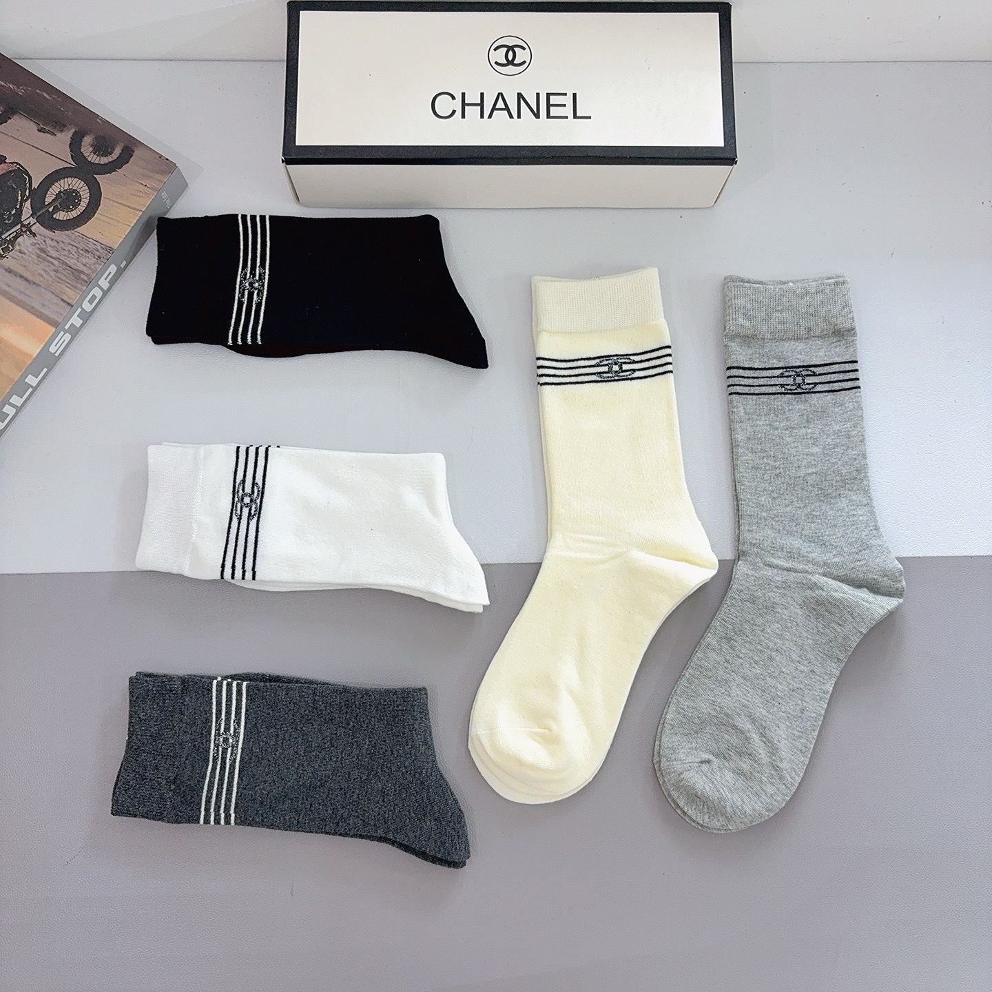 配包装（一盒5双）CHANEL 香奈儿经典长筒袜子❗️纯棉材质柔软，经典的双C图案logo，专柜同步袜子