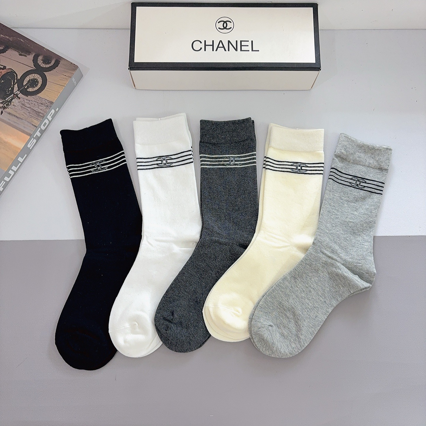 配包装（一盒5双）CHANEL 香奈儿经典长筒袜子❗️纯棉材质柔软，经典的双C图案logo，专柜同步袜子