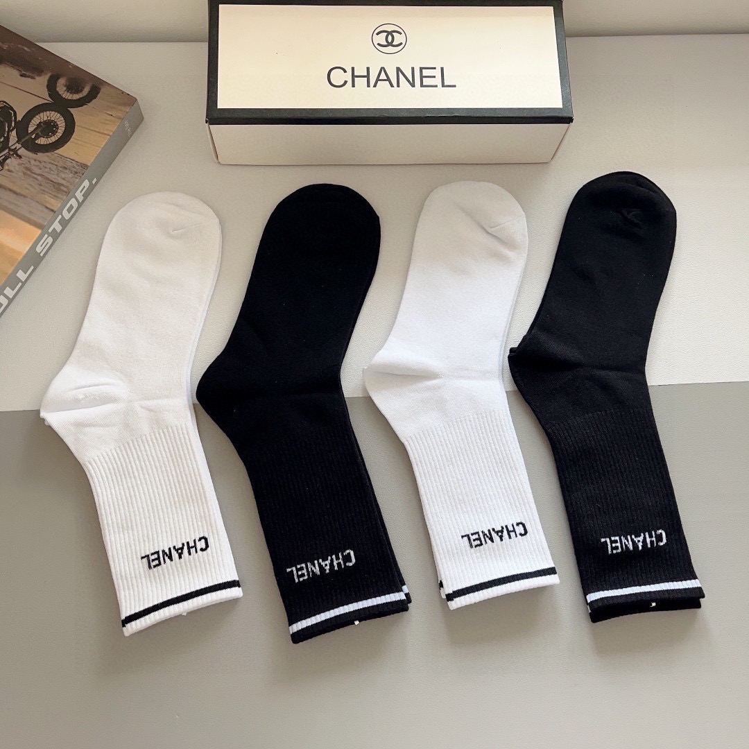 配包装（一盒4双）CHANEL 香奈儿经典中筒袜子❗️高版本纯棉材质柔软，秒杀市场普通货，经典的双C图案