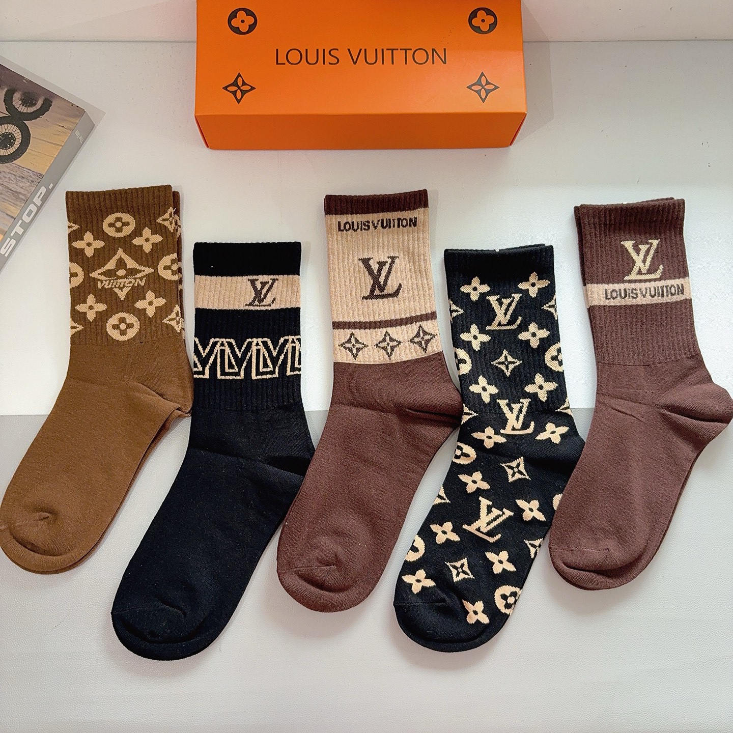 配包装（一盒5双） 🌟 LV 路易威登 超火爆小单品长筒袜子 经典字母logo袜子，个性时尚百搭款，你值