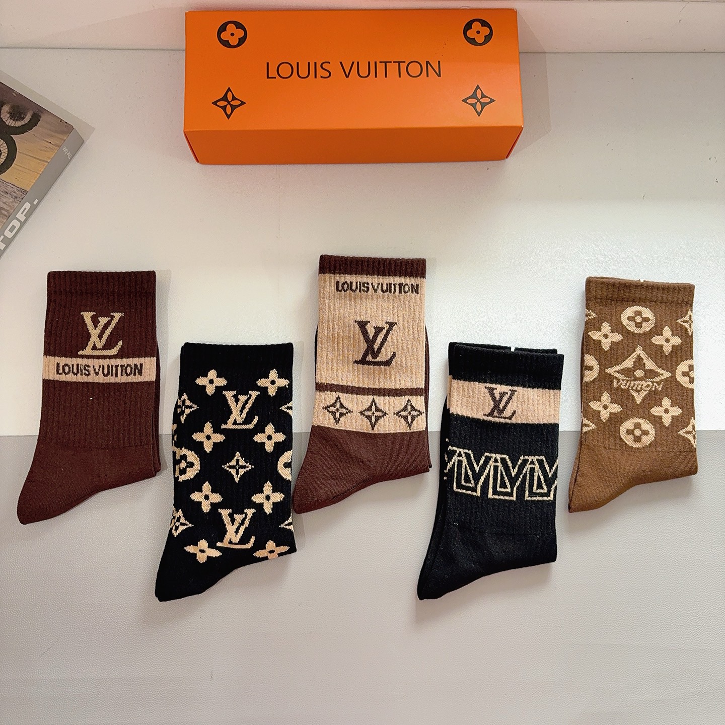 配包装（一盒5双） 🌟 LV 路易威登 超火爆小单品长筒袜子 经典字母logo袜子，个性时尚百搭款，你值