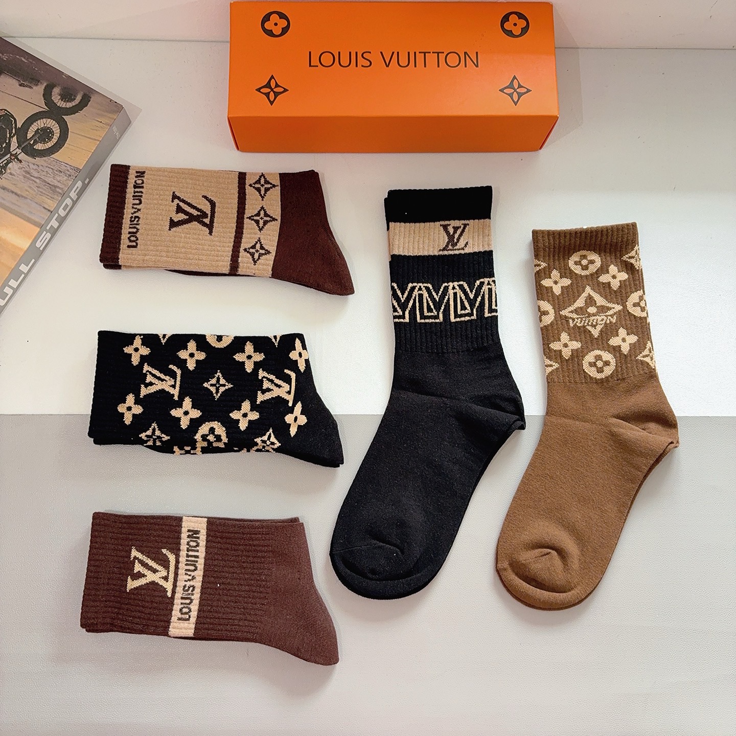 配包装（一盒5双） 🌟 LV 路易威登 超火爆小单品长筒袜子 经典字母logo袜子，个性时尚百搭款，你值