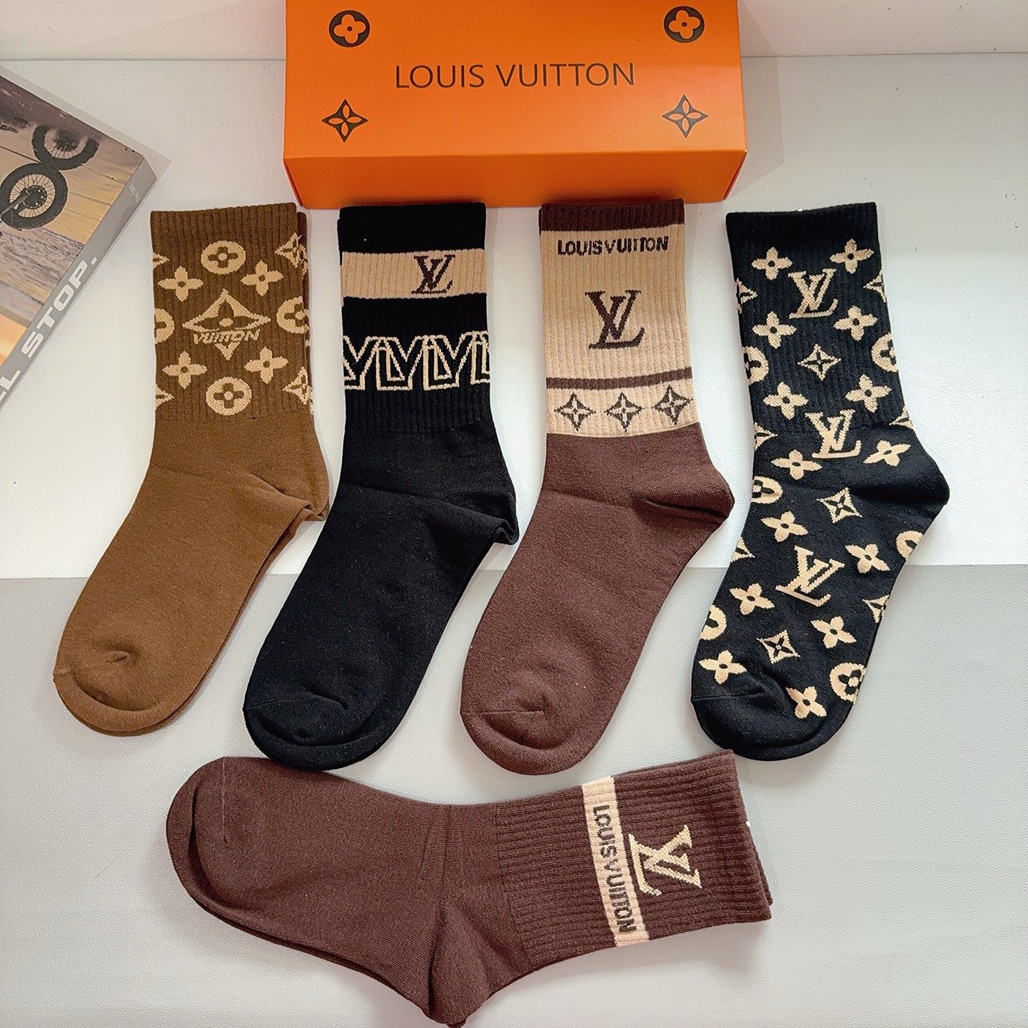 配包装（一盒5双） 🌟 LV 路易威登 超火爆小单品长筒袜子 经典字母logo袜子，个性时尚百搭款，你值