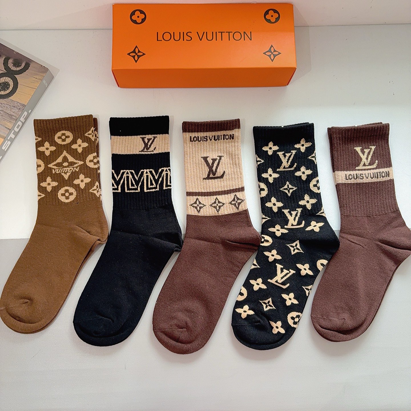 配包装（一盒5双） 🌟 LV 路易威登 超火爆小单品长筒袜子 经典字母logo袜子，个性时尚百搭款，你值