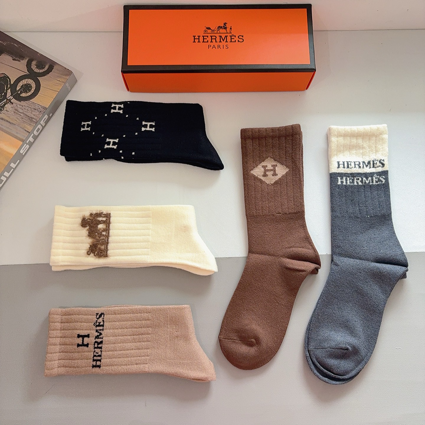 配包装（一盒5双）HERMES 爱马仕经典长筒袜子、高版本兔绒材质 ，经典字母logo，大牌出街，潮人必