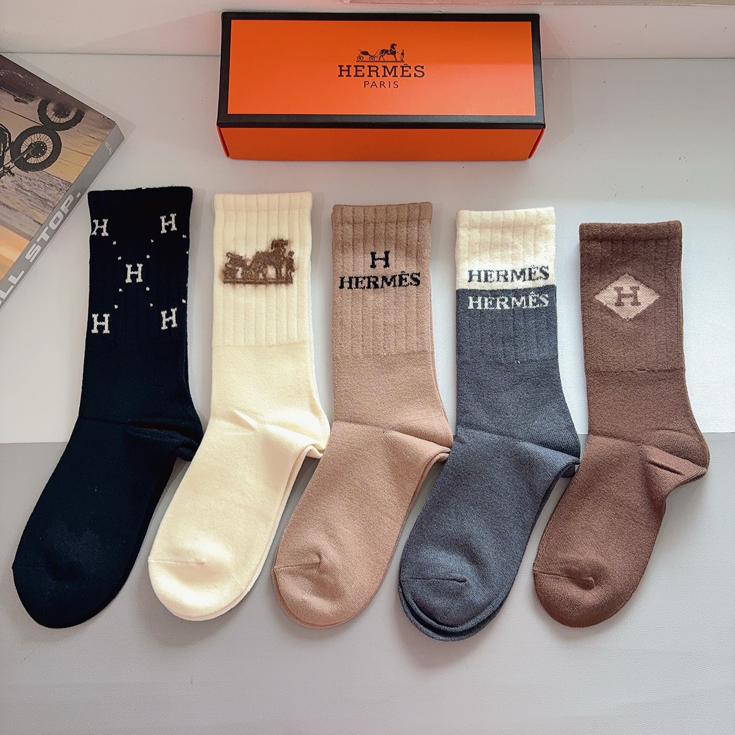 配包装（一盒5双）HERMES 爱马仕经典长筒袜子、高版本兔绒材质 ，经典字母logo，大牌出街，潮人必