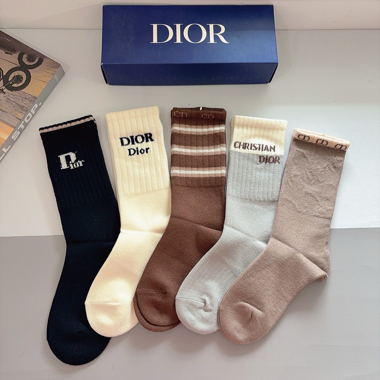 配包装（一盒5双）Dior 迪奥经典长筒袜子、高版本兔绒材质 ，经典D字母图案logo，大牌出街，潮人必