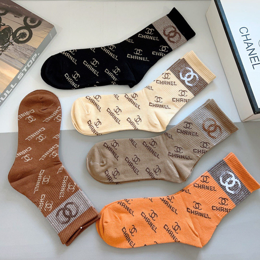 配包装（一盒5双）CHANEL 香奈儿经典长筒袜子❗️高版本纯棉材质柔软，秒杀市场普通货，经典的双C图案