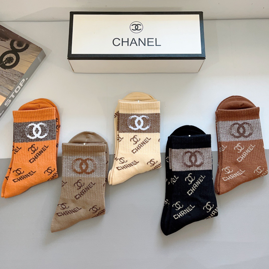 配包装（一盒5双）CHANEL 香奈儿经典长筒袜子❗️高版本纯棉材质柔软，秒杀市场普通货，经典的双C图案