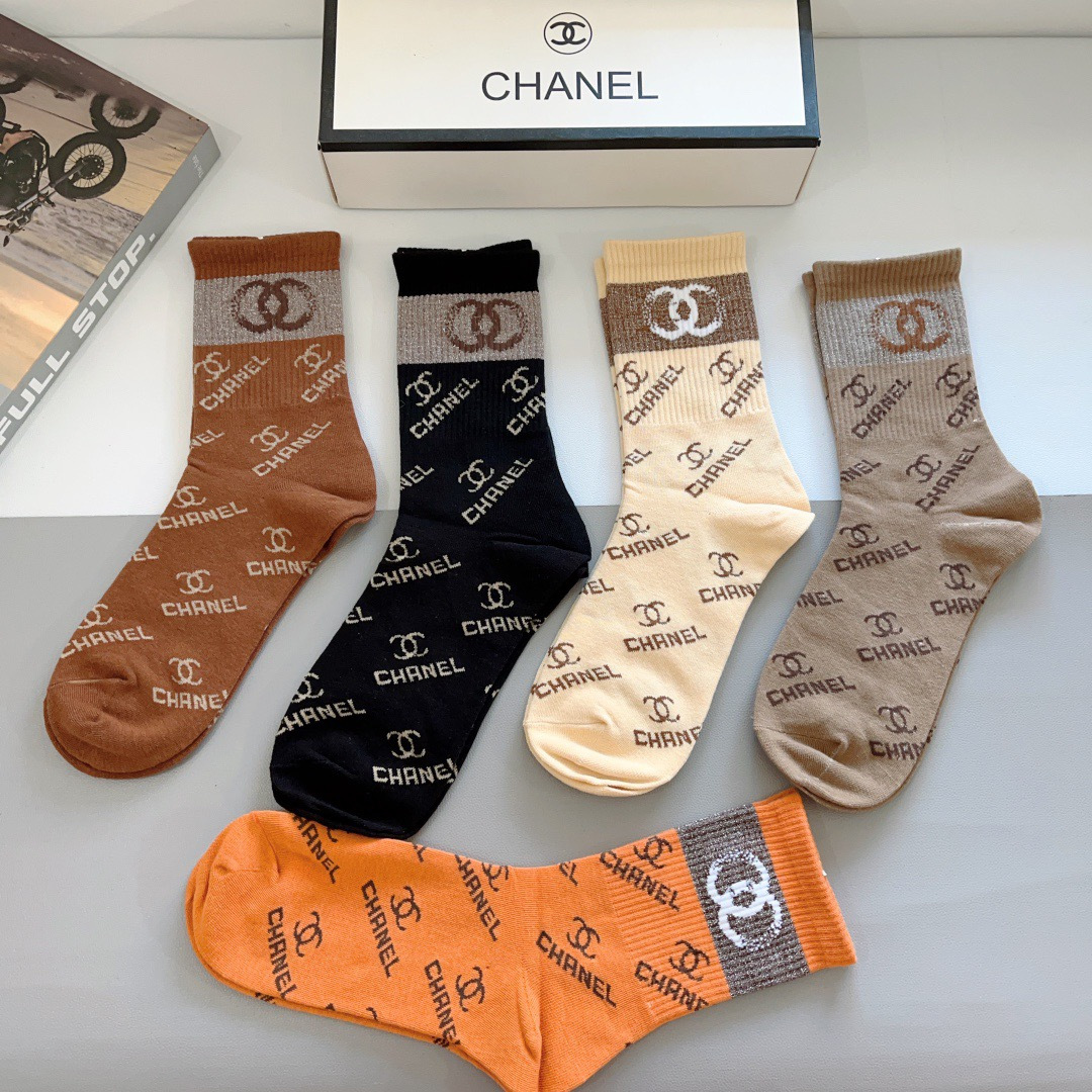 配包装（一盒5双）CHANEL 香奈儿经典长筒袜子❗️高版本纯棉材质柔软，秒杀市场普通货，经典的双C图案