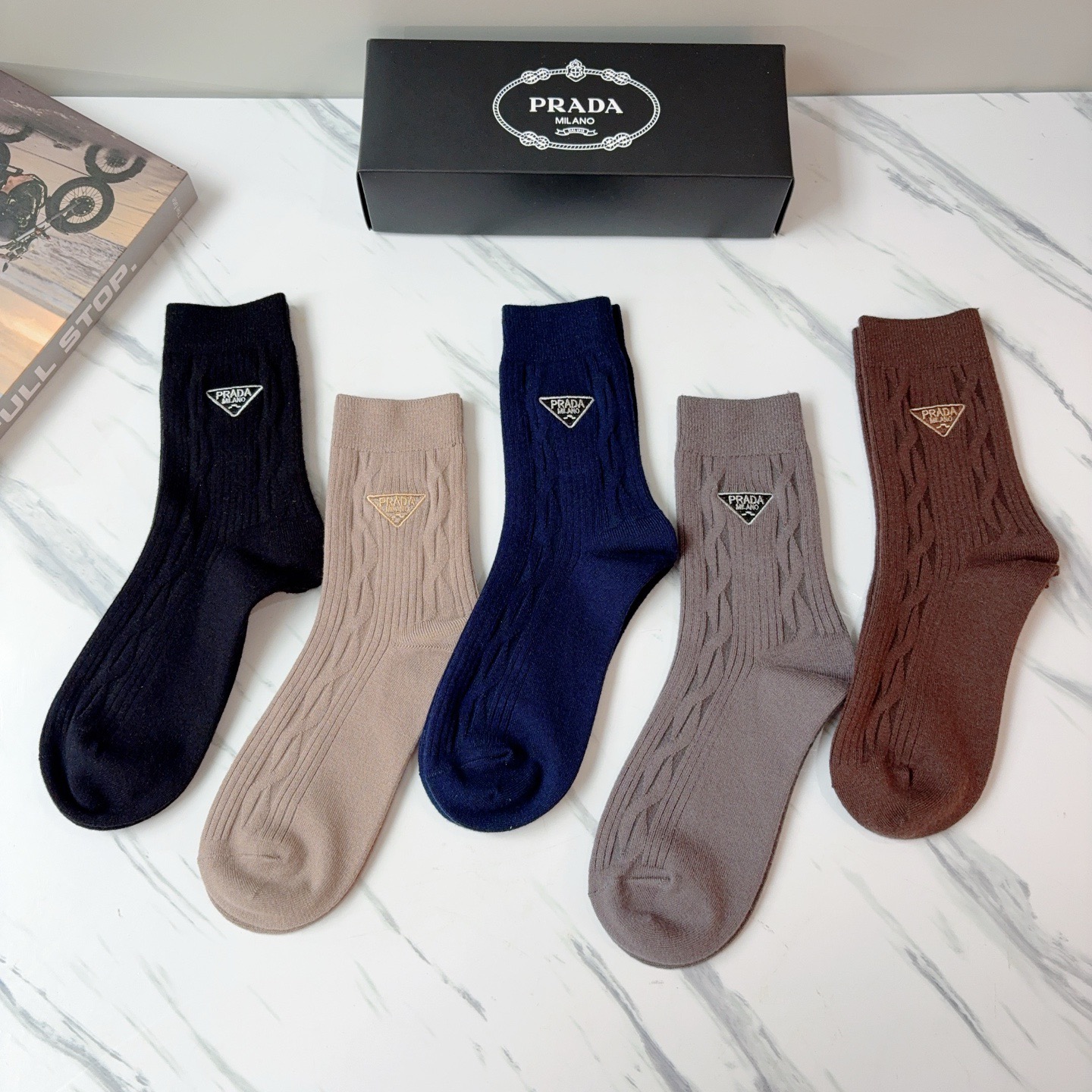 配包装（一盒5双）PRADA 普拉达 新款经典logo刺绣羊绒长筒袜子！专柜同步袜子，💛大牌出街，潮人必