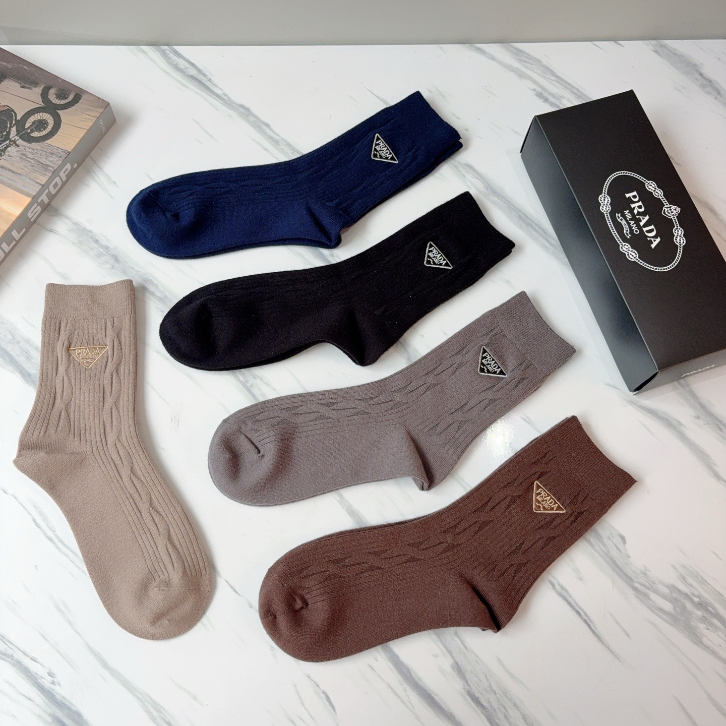 配包装（一盒5双）PRADA 普拉达 新款经典logo刺绣羊绒长筒袜子！专柜同步袜子，💛大牌出街，潮人必