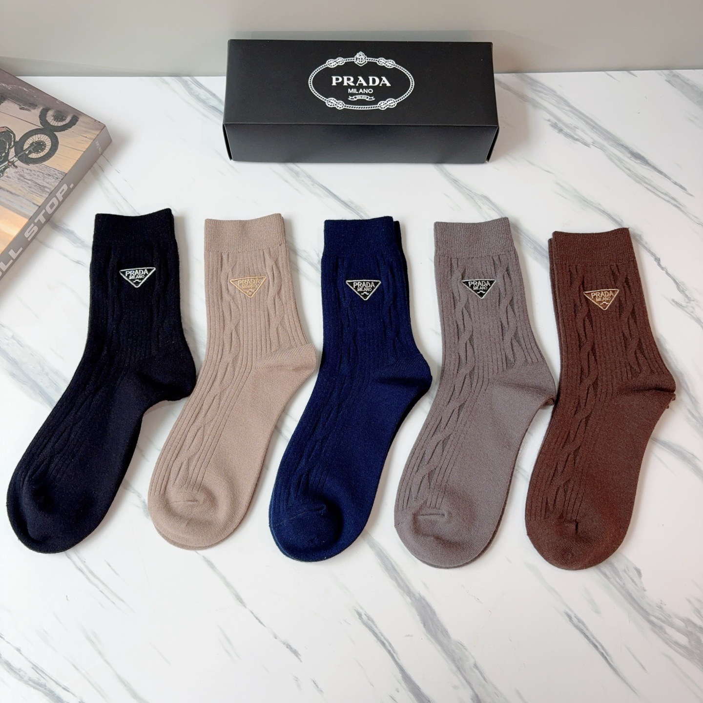 配包装（一盒5双）PRADA 普拉达 新款经典logo刺绣羊绒长筒袜子！专柜同步袜子，💛大牌出街，潮人必