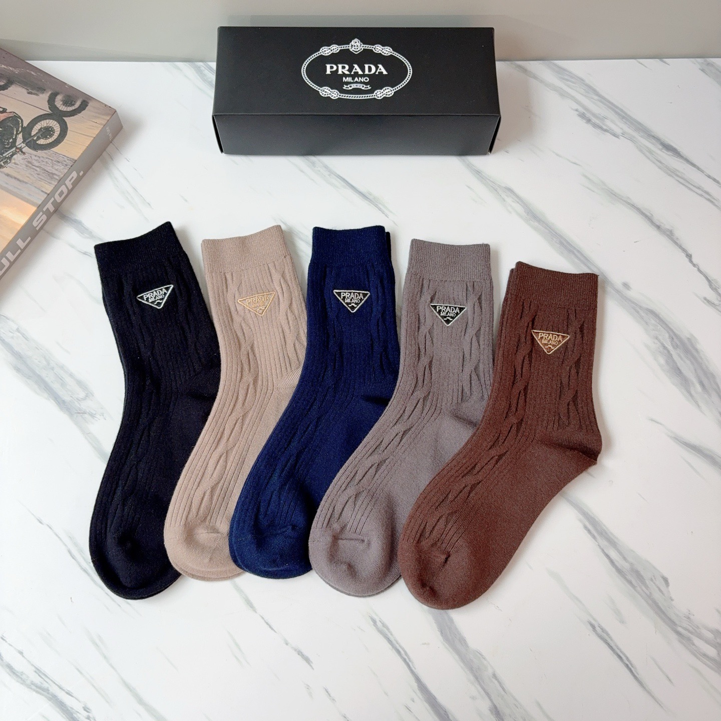 配包装（一盒5双）PRADA 普拉达 新款经典logo刺绣羊绒长筒袜子！专柜同步袜子，💛大牌出街，潮人必