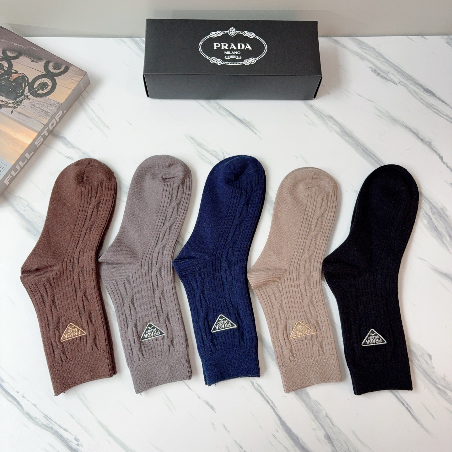 配包装（一盒5双）PRADA 普拉达 新款经典logo刺绣羊绒长筒袜子！专柜同步袜子，💛大牌出街，潮人必