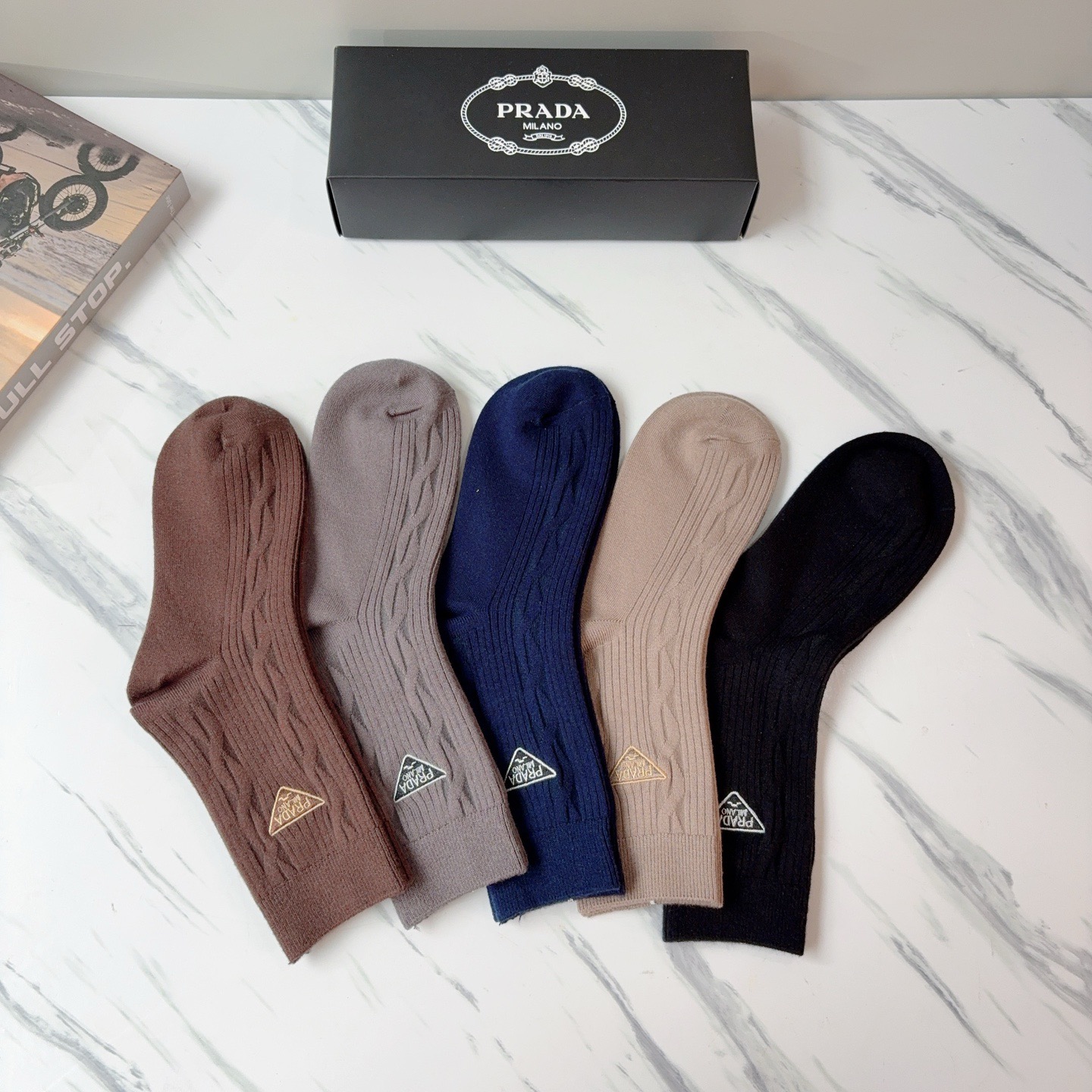 配包装（一盒5双）PRADA 普拉达 新款经典logo刺绣羊绒长筒袜子！专柜同步袜子，💛大牌出街，潮人必