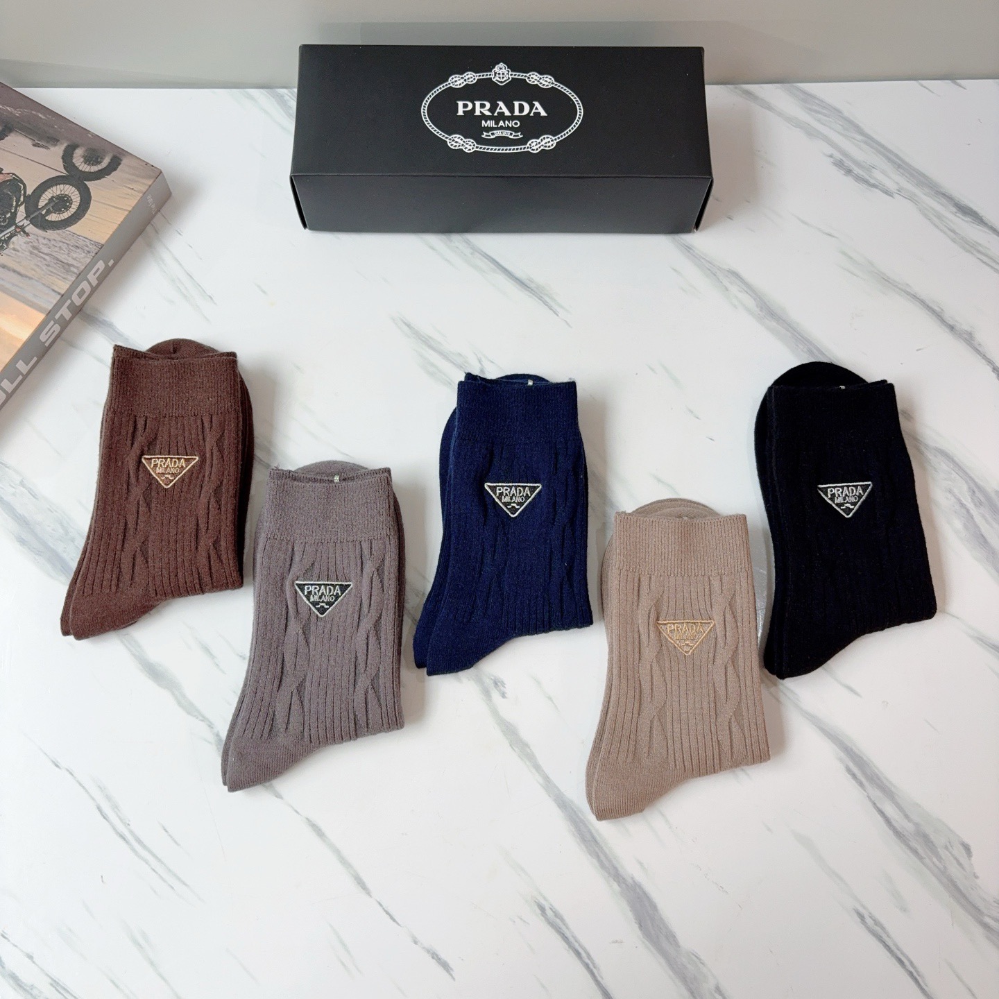 配包装（一盒5双）PRADA 普拉达 新款经典logo刺绣羊绒长筒袜子！专柜同步袜子，💛大牌出街，潮人必