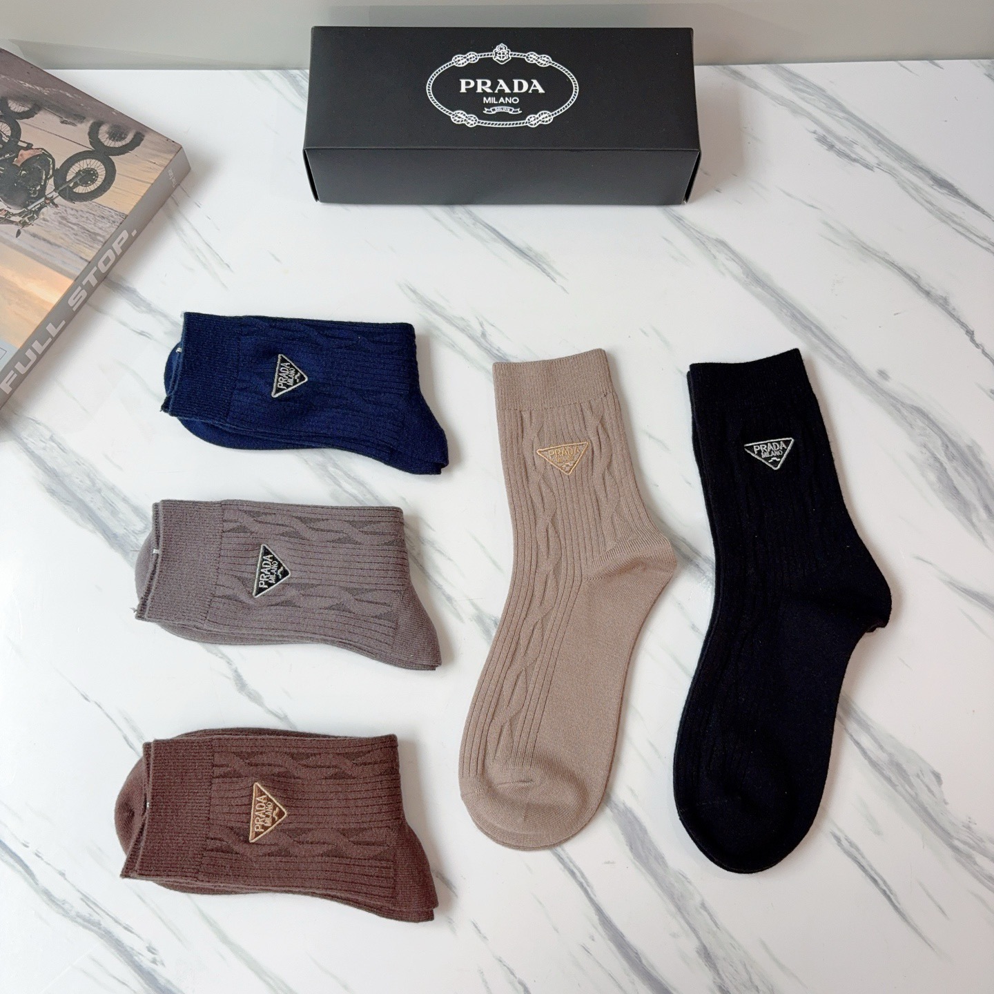 配包装（一盒5双）PRADA 普拉达 新款经典logo刺绣羊绒长筒袜子！专柜同步袜子，💛大牌出街，潮人必