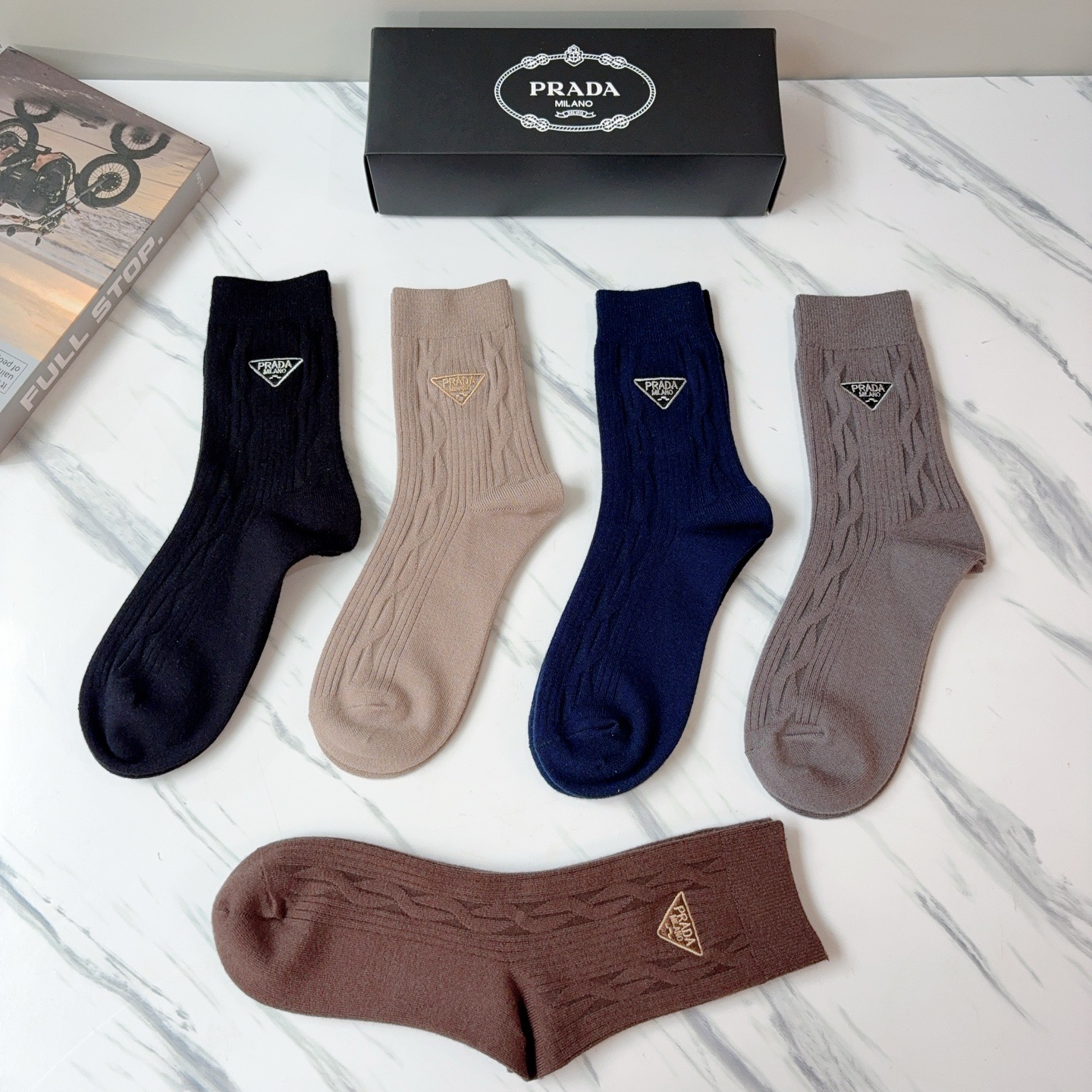配包装（一盒5双）PRADA 普拉达 新款经典logo刺绣羊绒长筒袜子！专柜同步袜子，💛大牌出街，潮人必