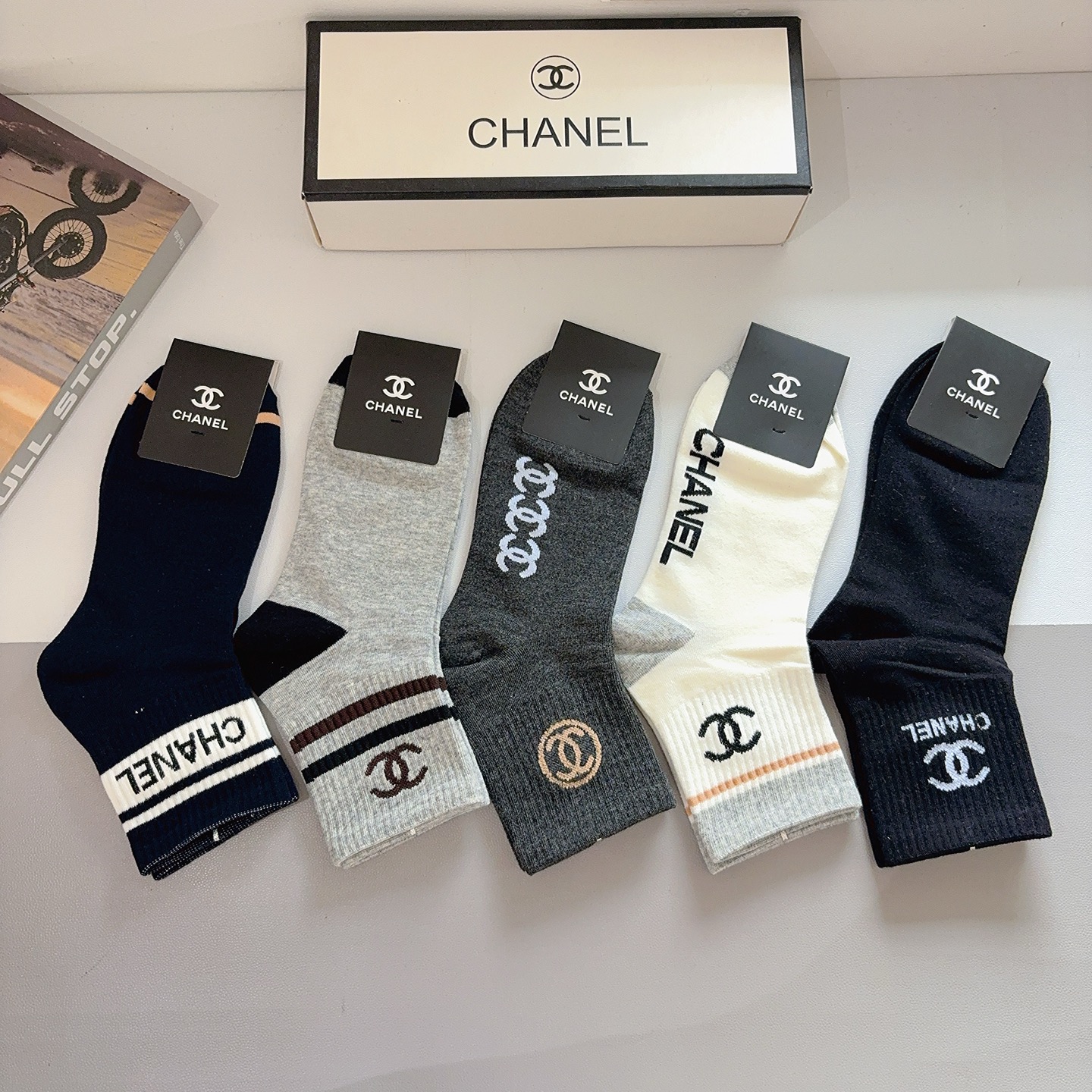 配包装（一盒5双） CHANEL 香奈儿 超火爆男款中筒袜子、纯棉面料，潮人必备款，个性时尚百搭款，！你