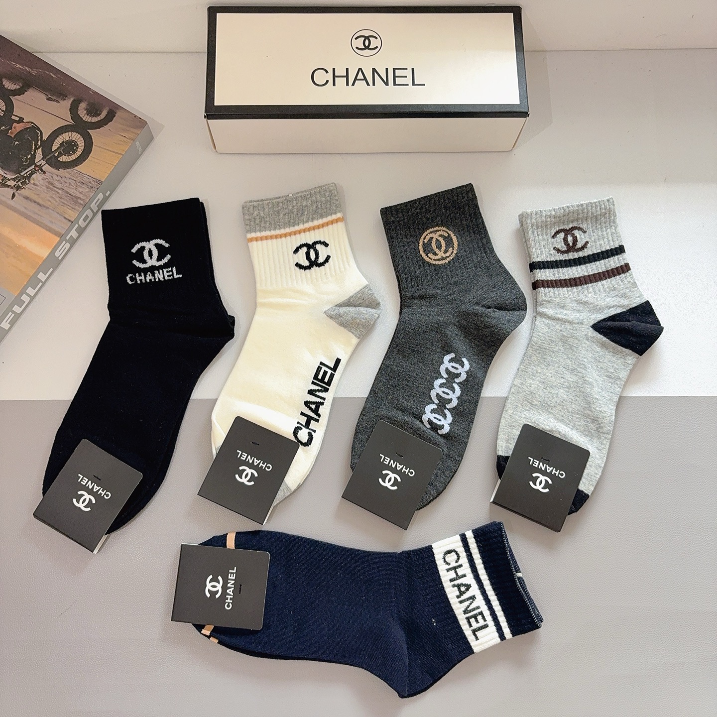 配包装（一盒5双） CHANEL 香奈儿 超火爆男款中筒袜子、纯棉面料，潮人必备款，个性时尚百搭款，！你