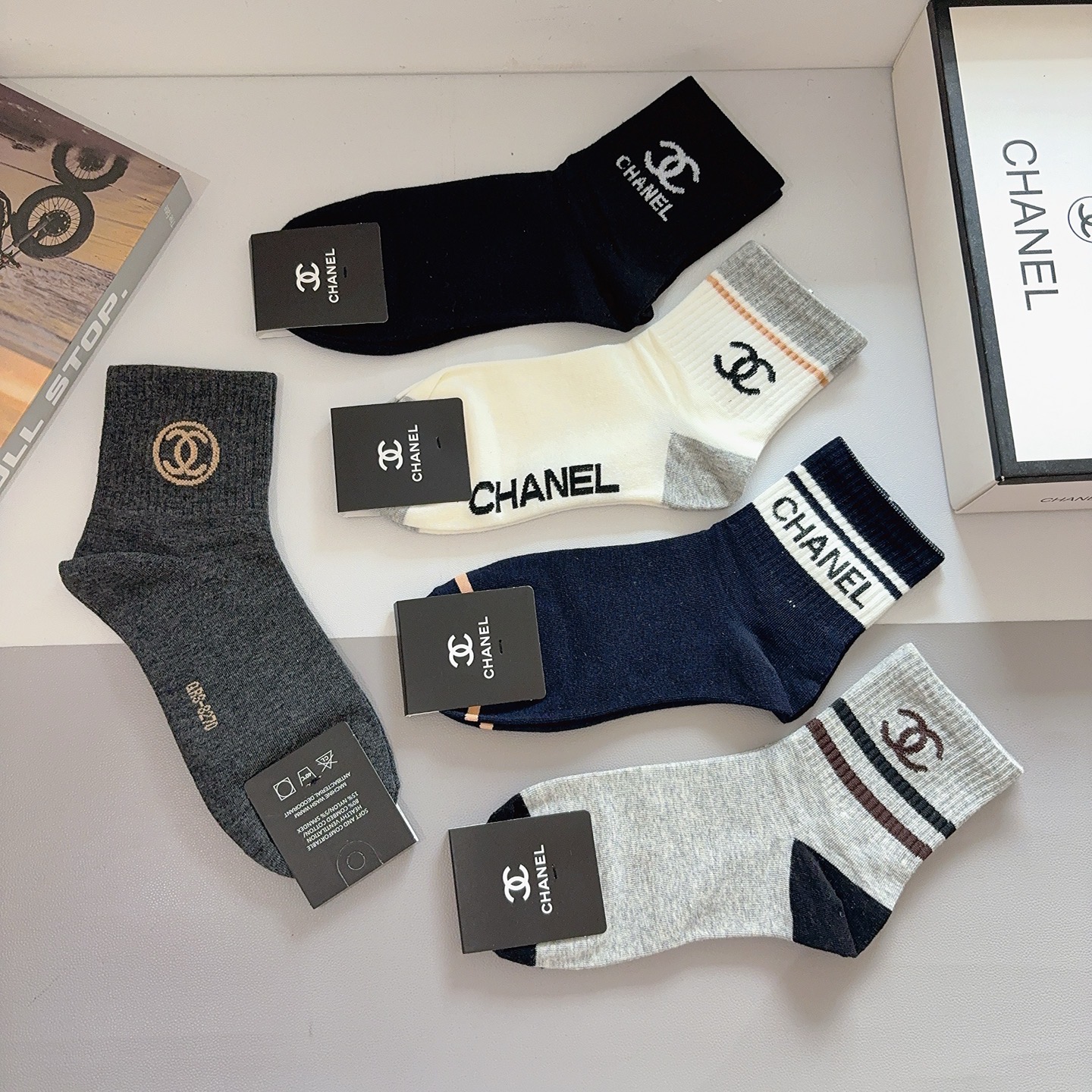 配包装（一盒5双） CHANEL 香奈儿 超火爆男款中筒袜子、纯棉面料，潮人必备款，个性时尚百搭款，！你