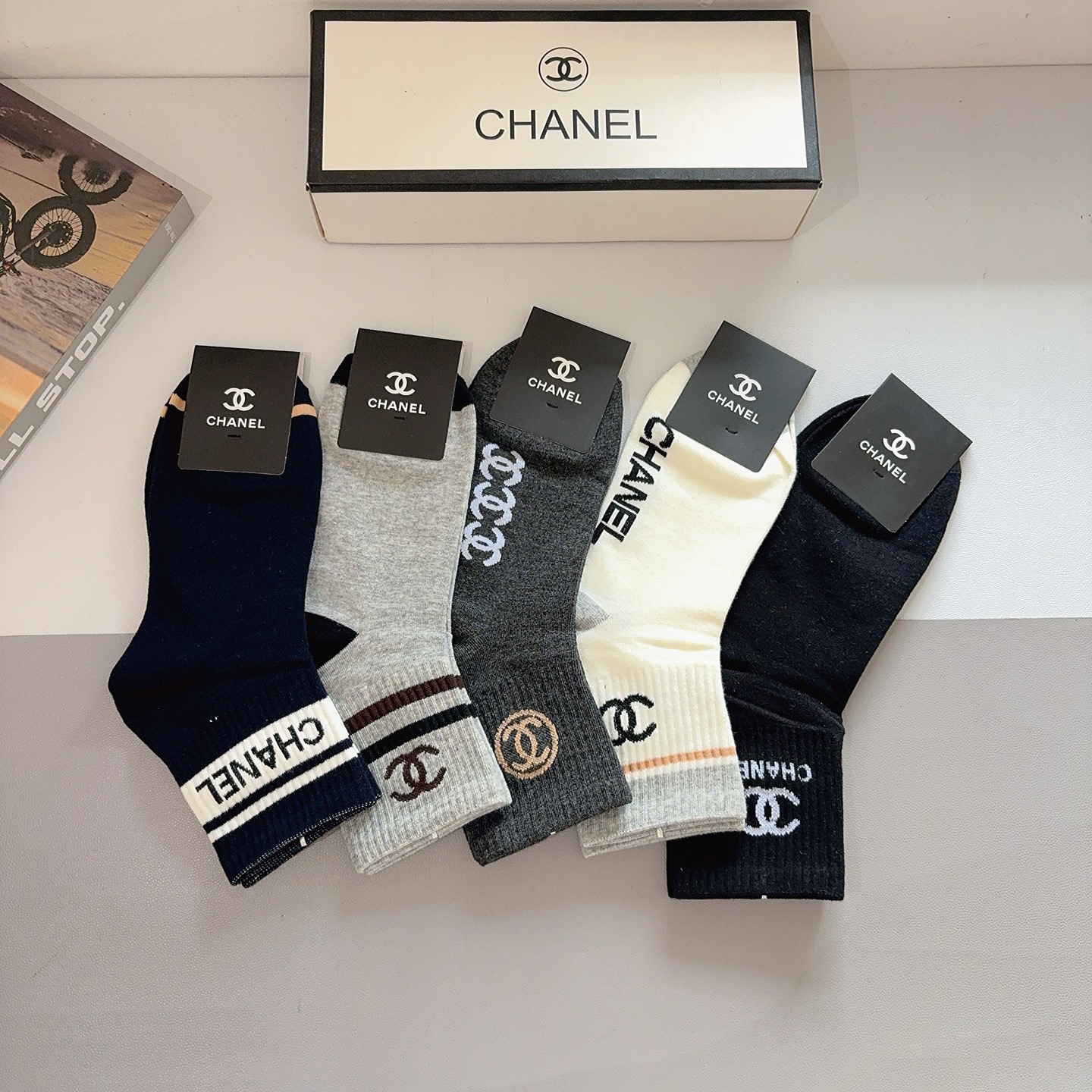 配包装（一盒5双） CHANEL 香奈儿 超火爆男款中筒袜子、纯棉面料，潮人必备款，个性时尚百搭款，！你