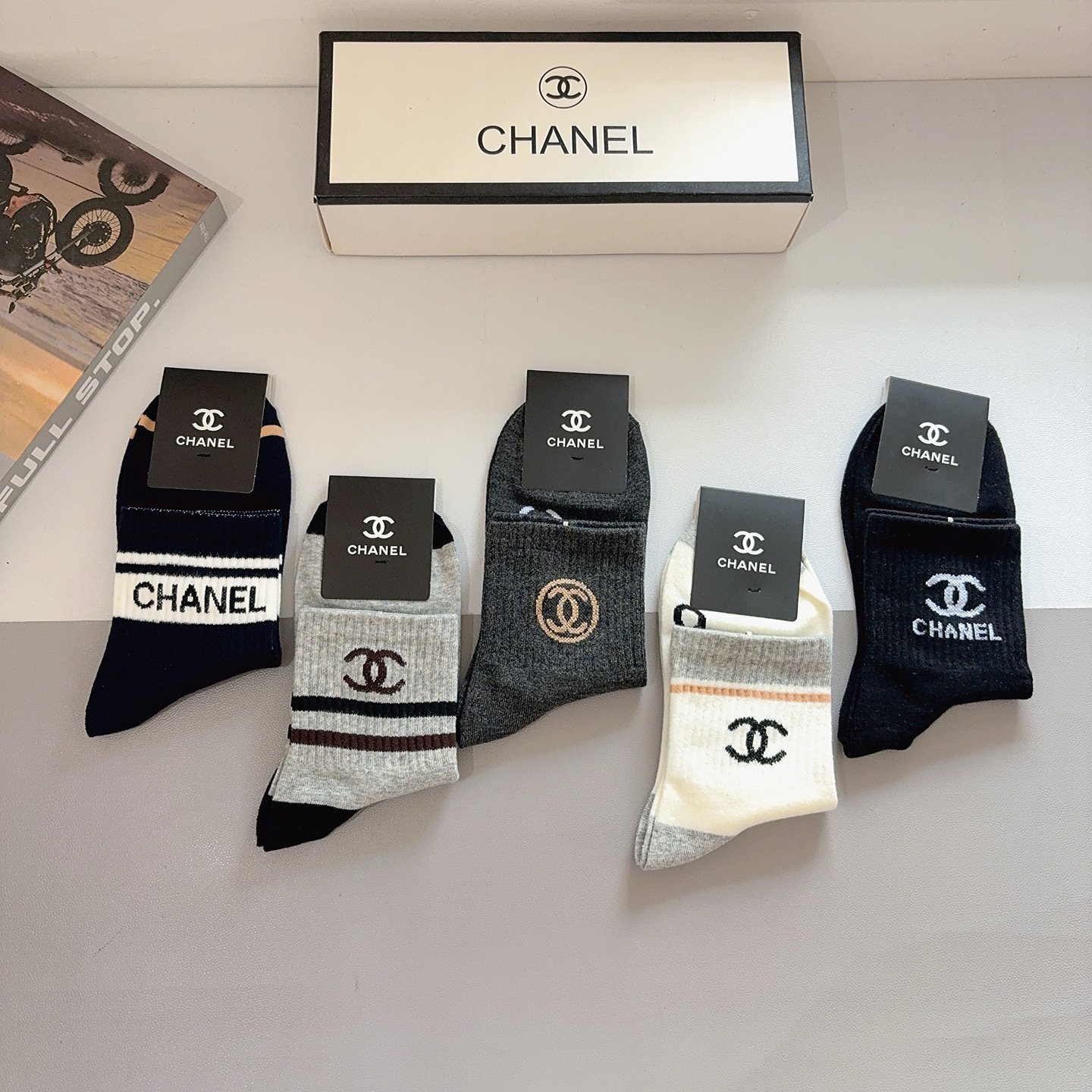 配包装（一盒5双） CHANEL 香奈儿 超火爆男款中筒袜子、纯棉面料，潮人必备款，个性时尚百搭款，！你