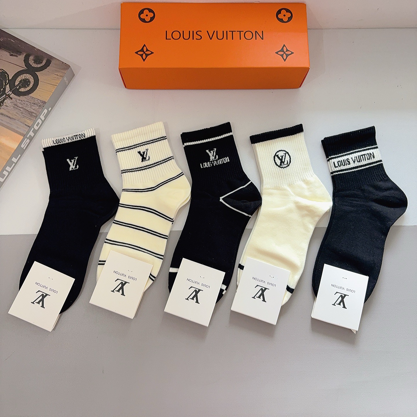 配包装（一盒5双） LV 路易威登 经典纯棉中筒袜子 个性时尚百搭款，你值得拥有哦💗舒适透气！