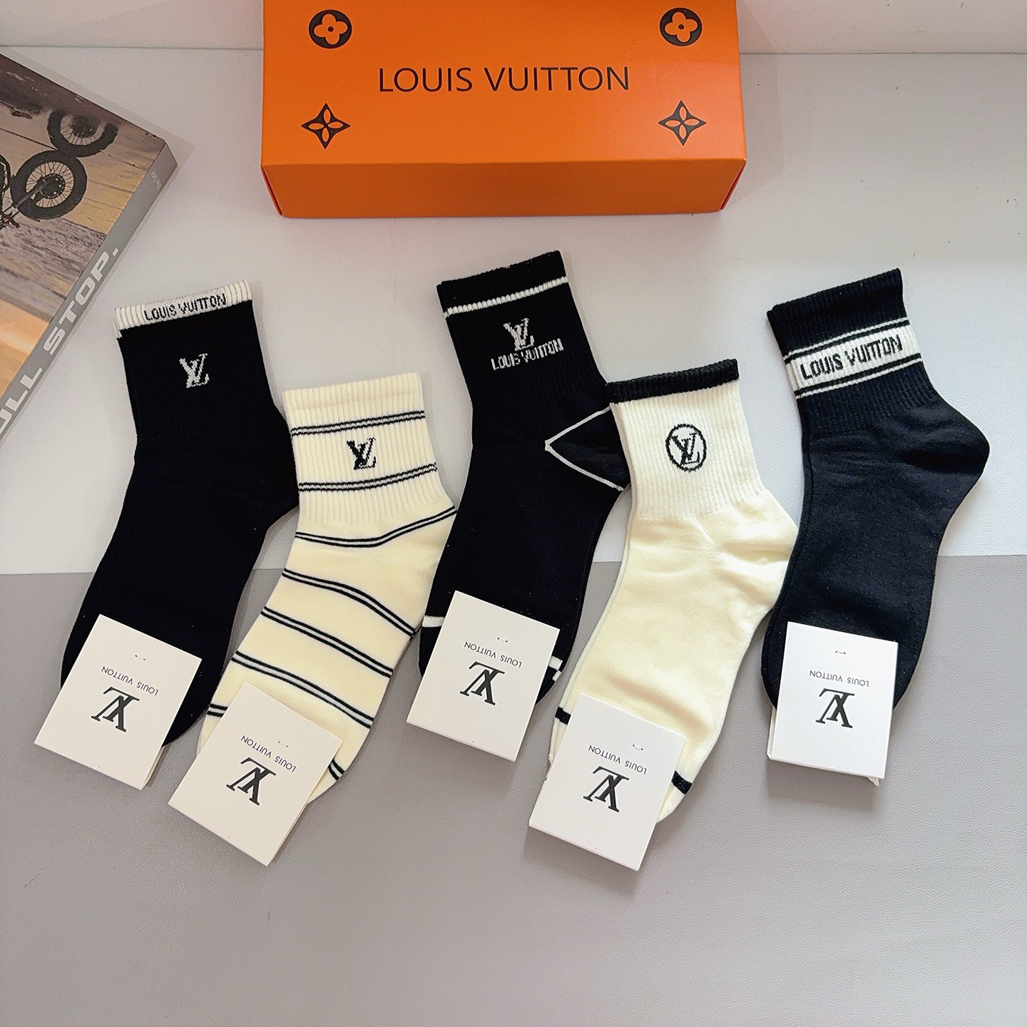 配包装（一盒5双） LV 路易威登 经典纯棉中筒袜子 个性时尚百搭款，你值得拥有哦💗舒适透气！