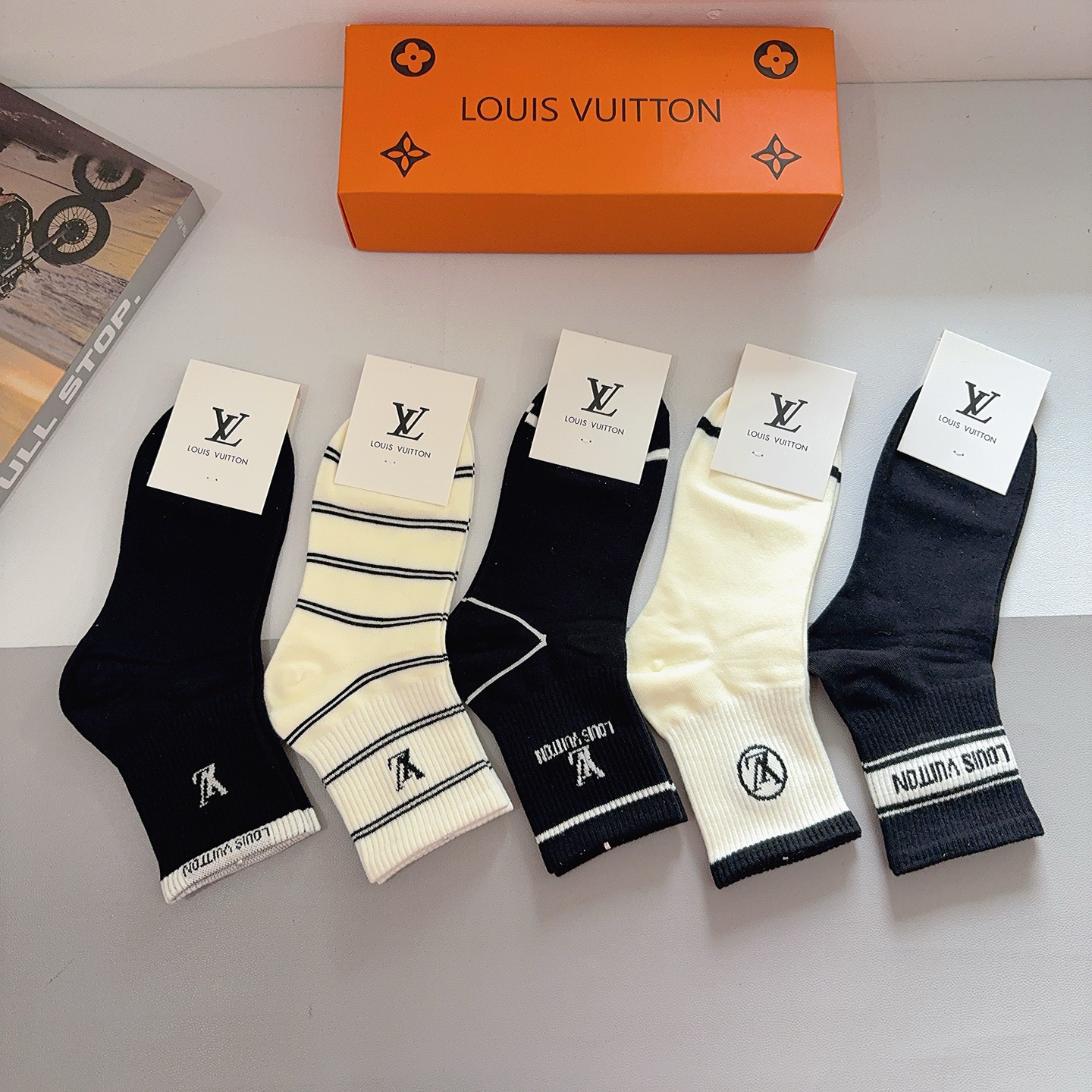 配包装（一盒5双） LV 路易威登 经典纯棉中筒袜子 个性时尚百搭款，你值得拥有哦💗舒适透气！