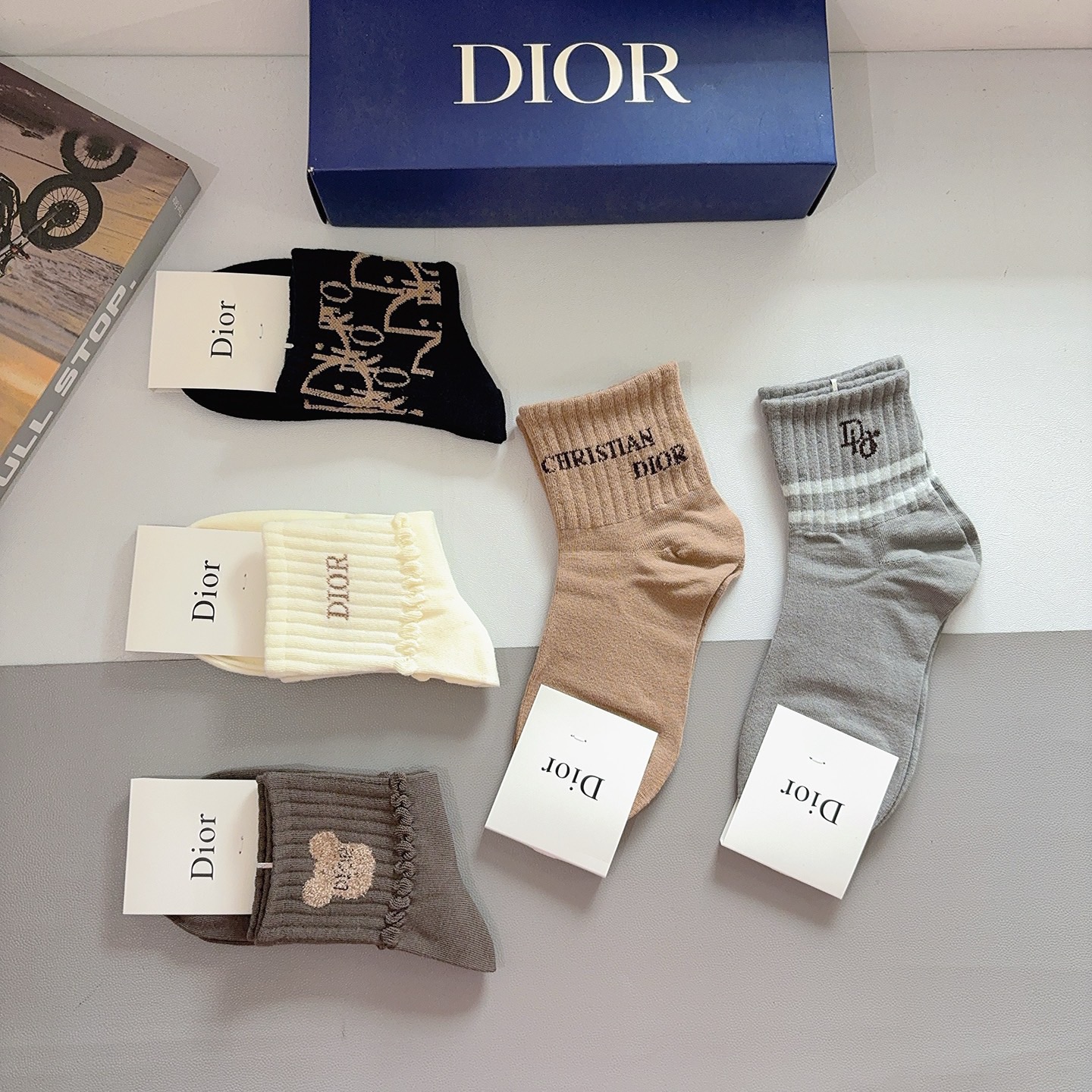 配包装（一盒5双）Dior 迪奥 新款字母中筒袜子！爆款字母专柜同步中筒袜，💛大牌出街，潮人必备🔥超好搭