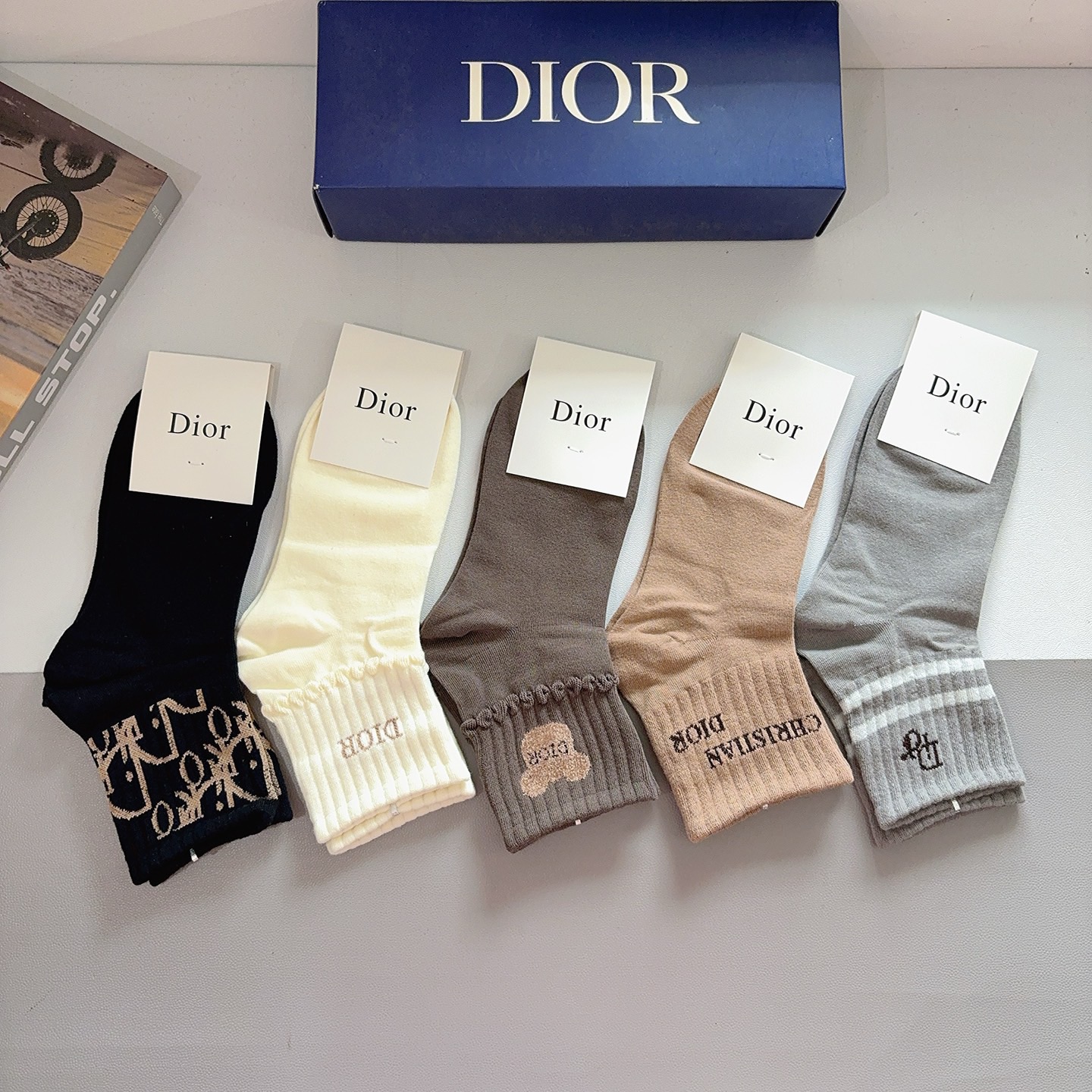 配包装（一盒5双）Dior 迪奥 新款字母中筒袜子！爆款字母专柜同步中筒袜，💛大牌出街，潮人必备🔥超好搭