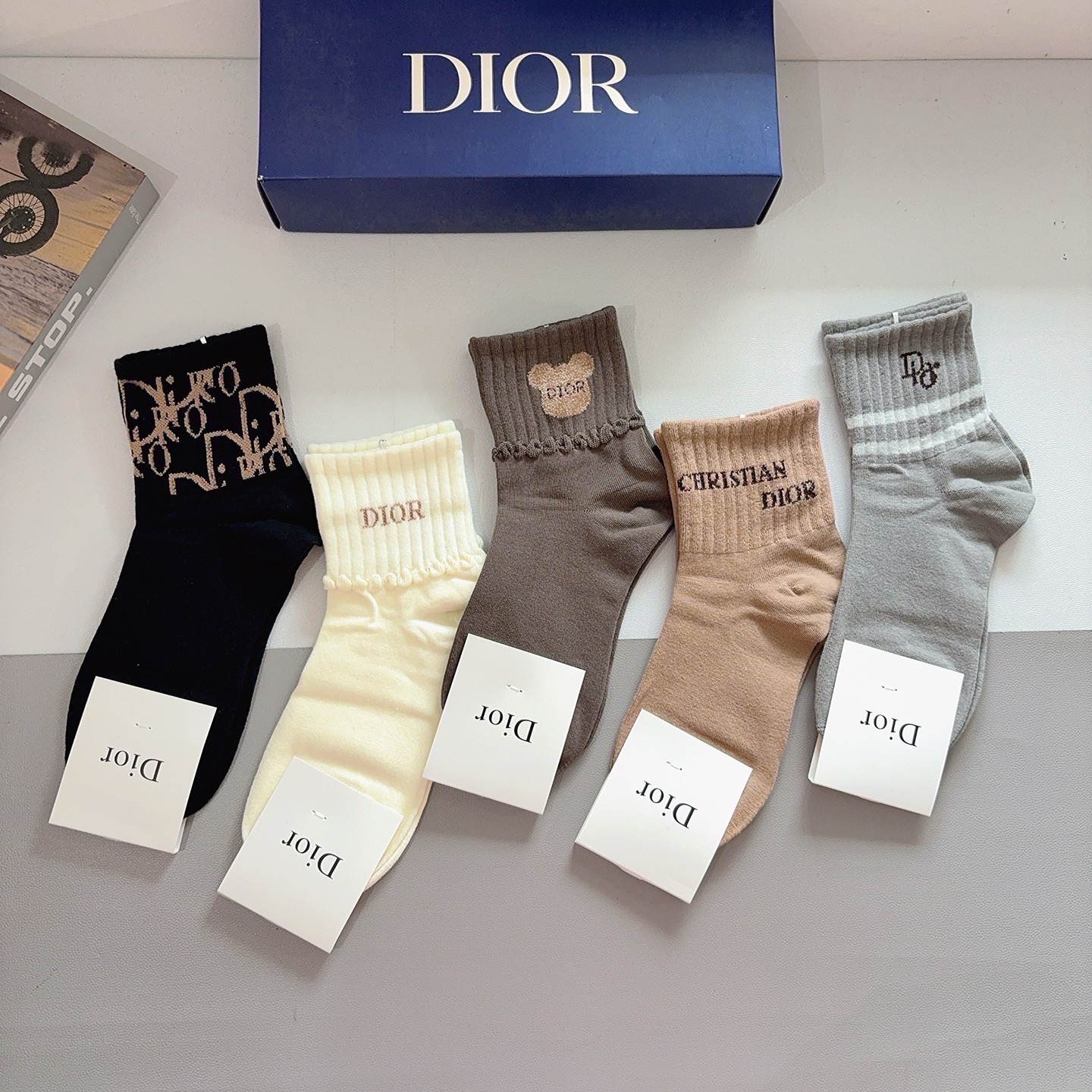 配包装（一盒5双）Dior 迪奥 新款字母中筒袜子！爆款字母专柜同步中筒袜，💛大牌出街，潮人必备🔥超好搭