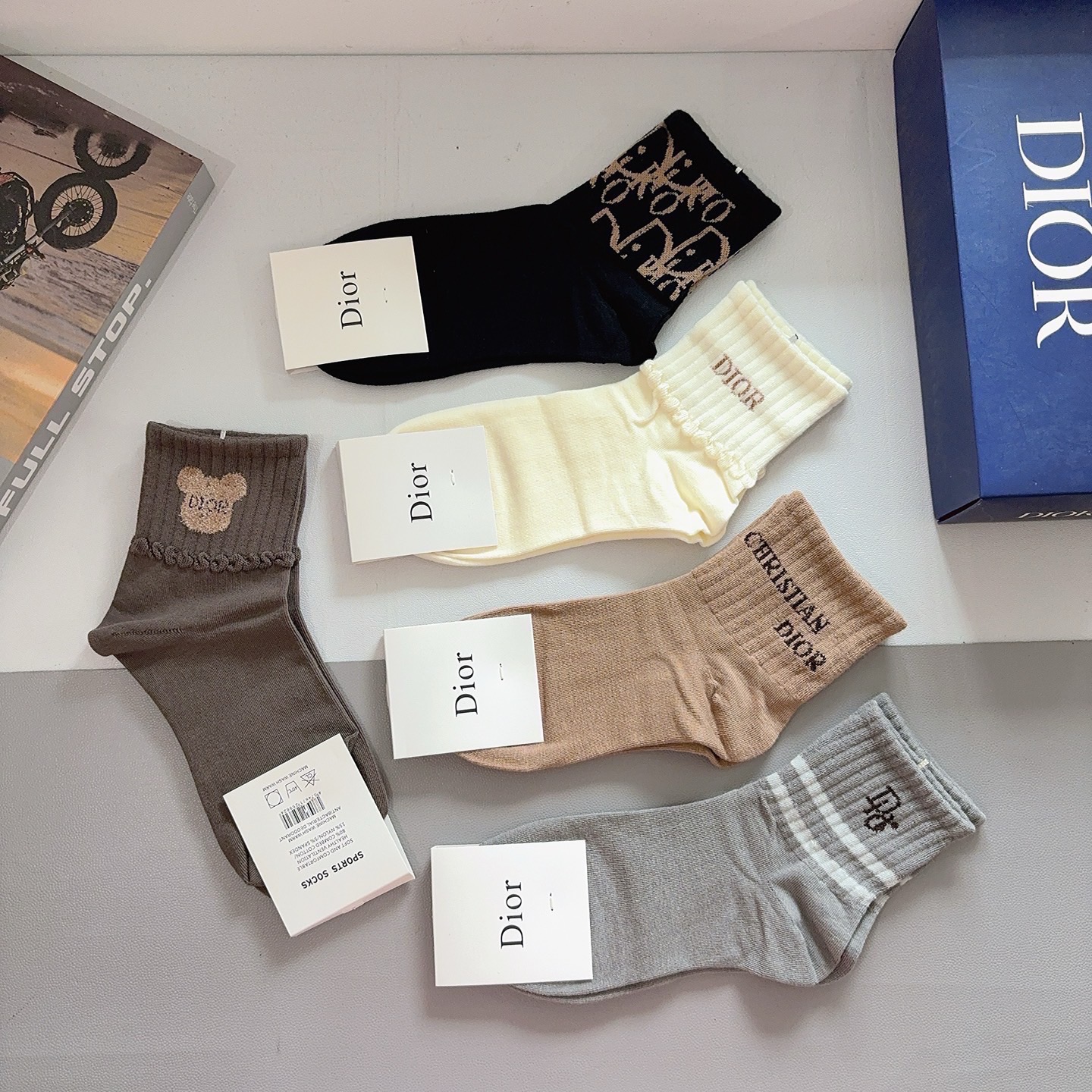 配包装（一盒5双）Dior 迪奥 新款字母中筒袜子！爆款字母专柜同步中筒袜，💛大牌出街，潮人必备🔥超好搭