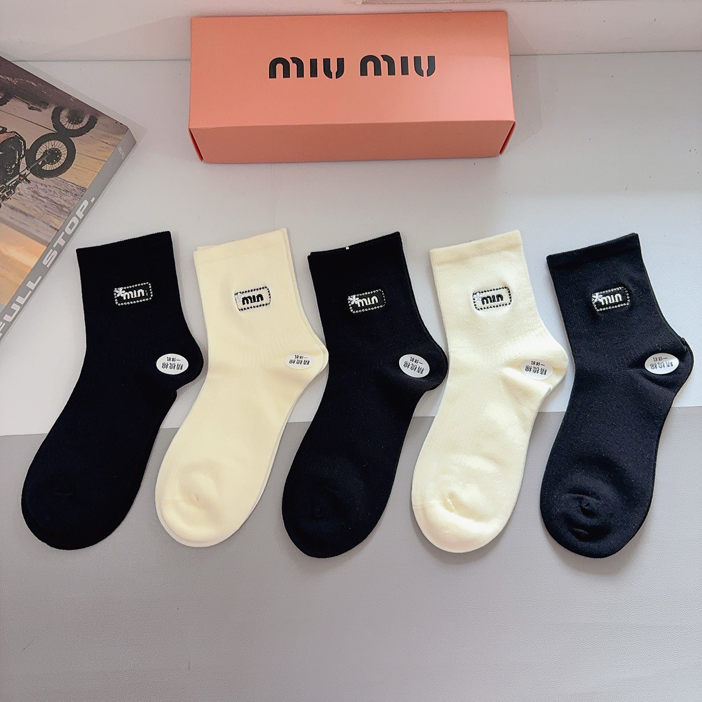 配包装【一盒5双】miumiu · 缪缪 高品质刺绣中筒袜子❗️ins明星网红推荐❗️轻薄柔软透气，四季
