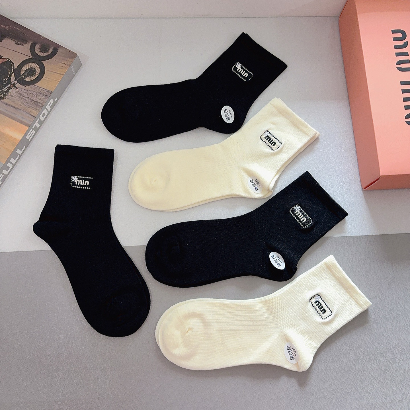 配包装【一盒5双】miumiu · 缪缪 高品质刺绣中筒袜子❗️ins明星网红推荐❗️轻薄柔软透气，四季