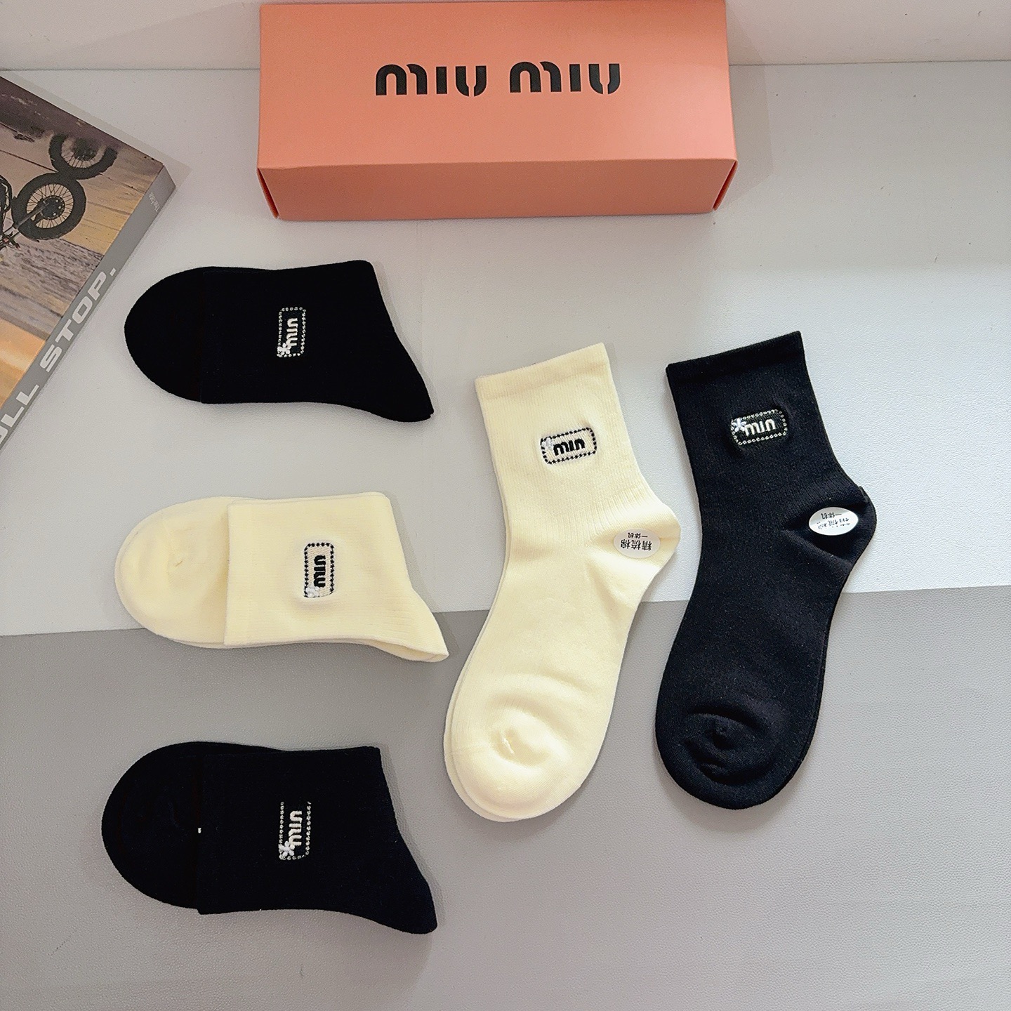 配包装【一盒5双】miumiu · 缪缪 高品质刺绣中筒袜子❗️ins明星网红推荐❗️轻薄柔软透气，四季