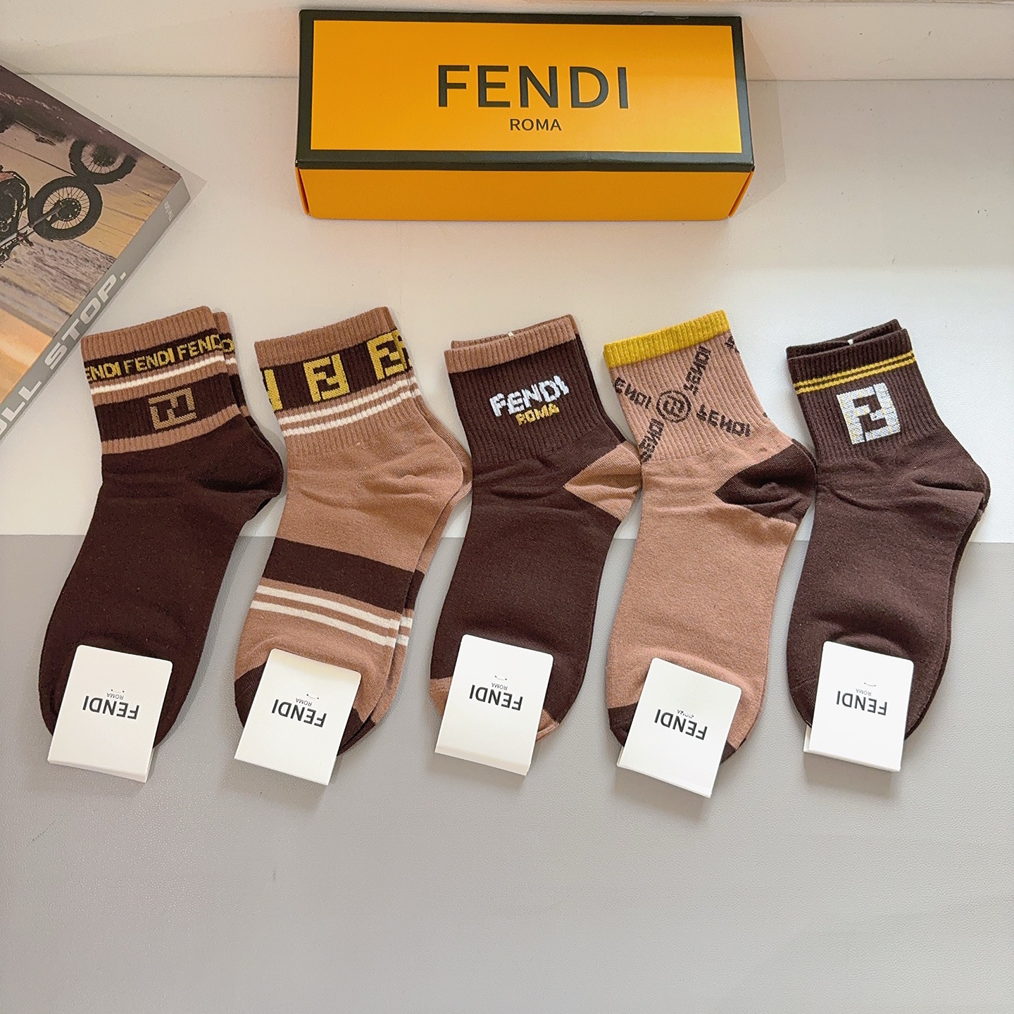 配包装（一盒5双） FENDI 芬迪 经典双F中筒袜子，纯棉面料，潮人必备款 个性时尚百搭款，你值得拥有