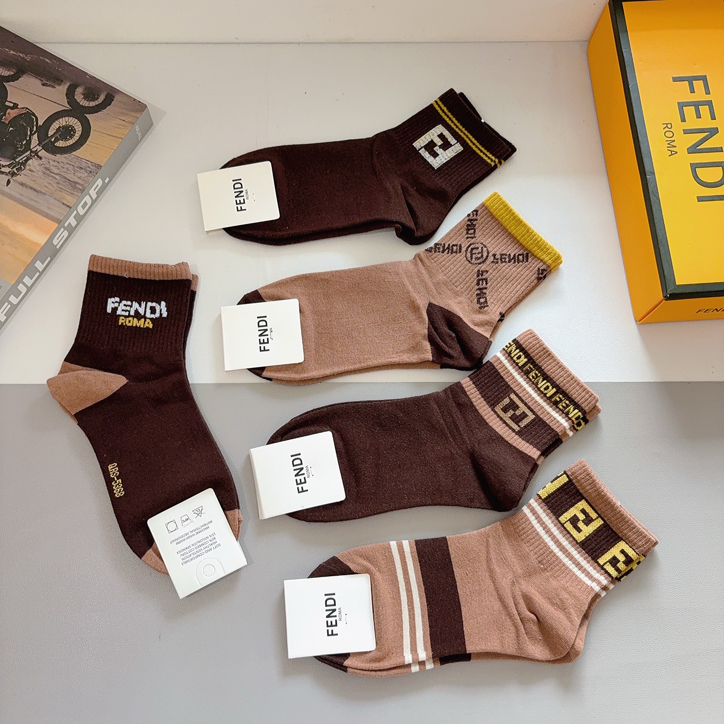 配包装（一盒5双） FENDI 芬迪 经典双F中筒袜子，纯棉面料，潮人必备款 个性时尚百搭款，你值得拥有