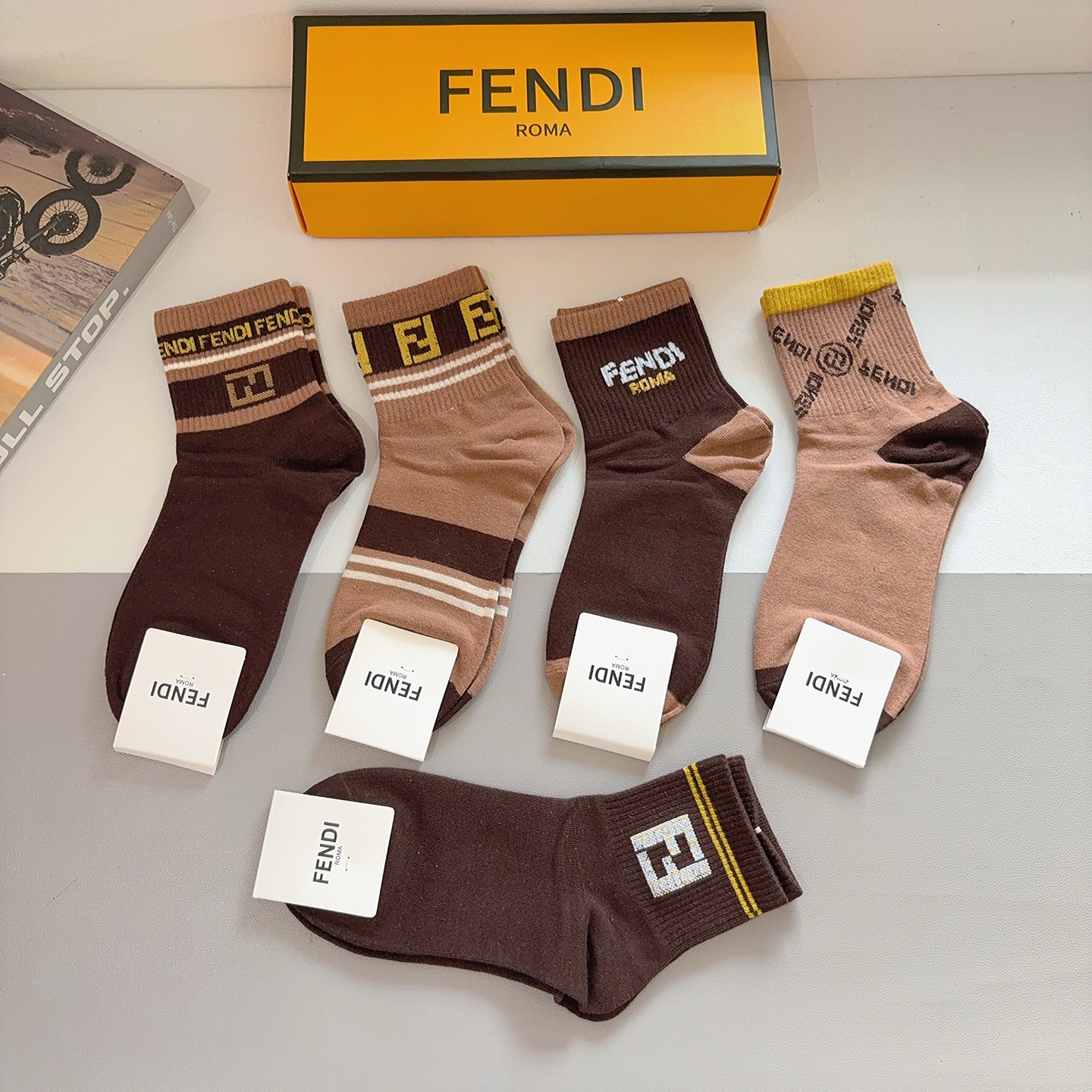 配包装（一盒5双） FENDI 芬迪 经典双F中筒袜子，纯棉面料，潮人必备款 个性时尚百搭款，你值得拥有
