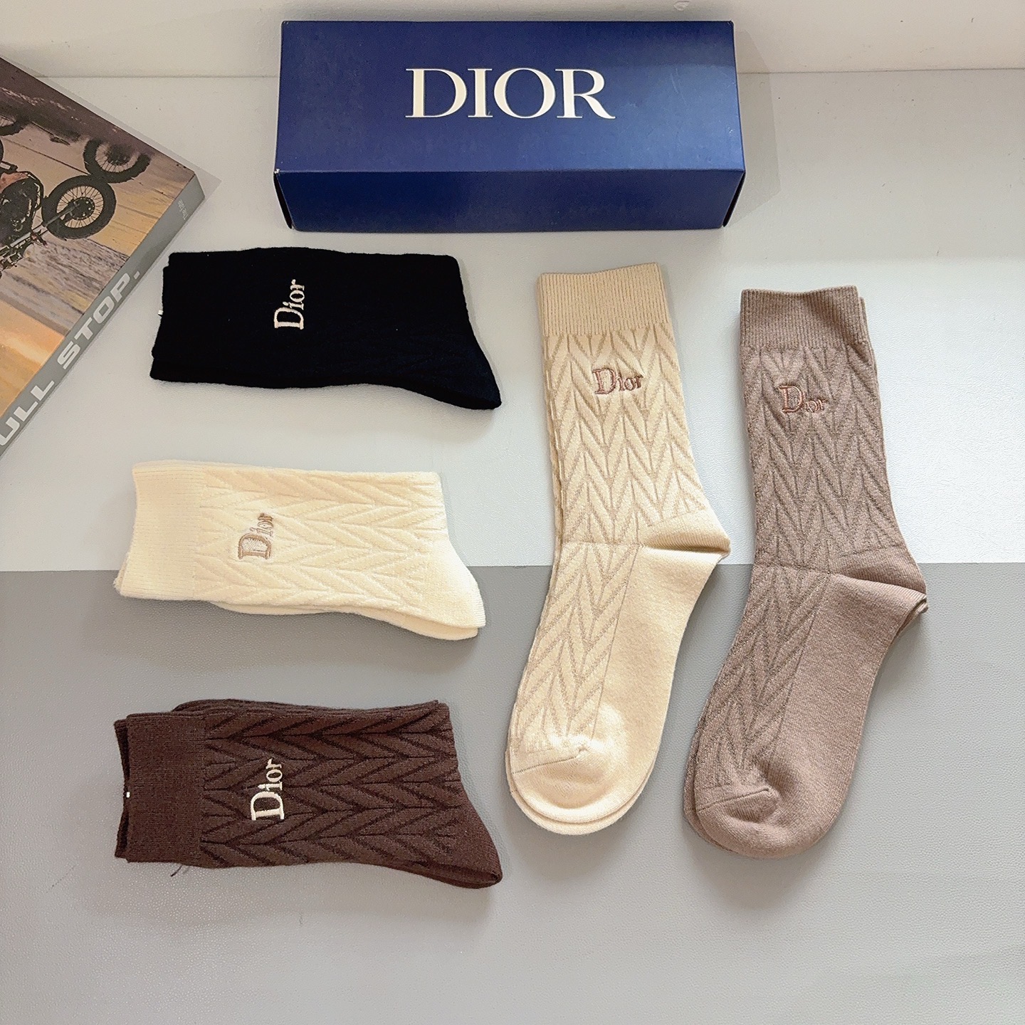 配包装（一盒5双）Dior 迪奥 新款经典logo刺绣长筒袜子！专柜同步袜子，💛大牌出街，潮人必备🔥超好