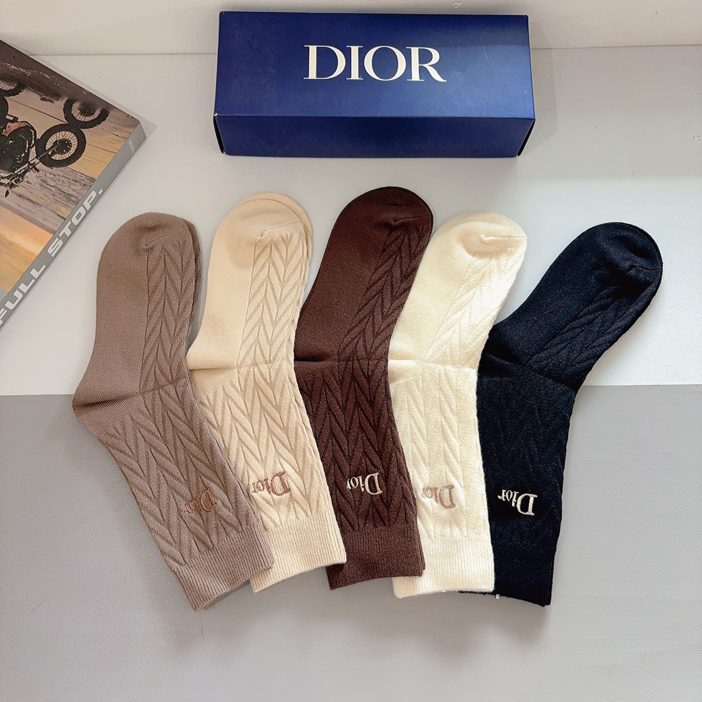 配包装（一盒5双）Dior 迪奥 新款经典logo刺绣长筒袜子！专柜同步袜子，💛大牌出街，潮人必备🔥超好